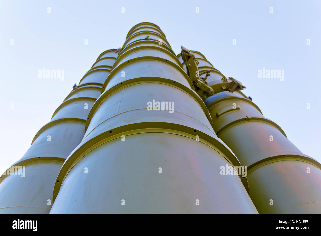 Il cannone della macchina militare a esposizioni sotto il cielo aperto Foto Stock