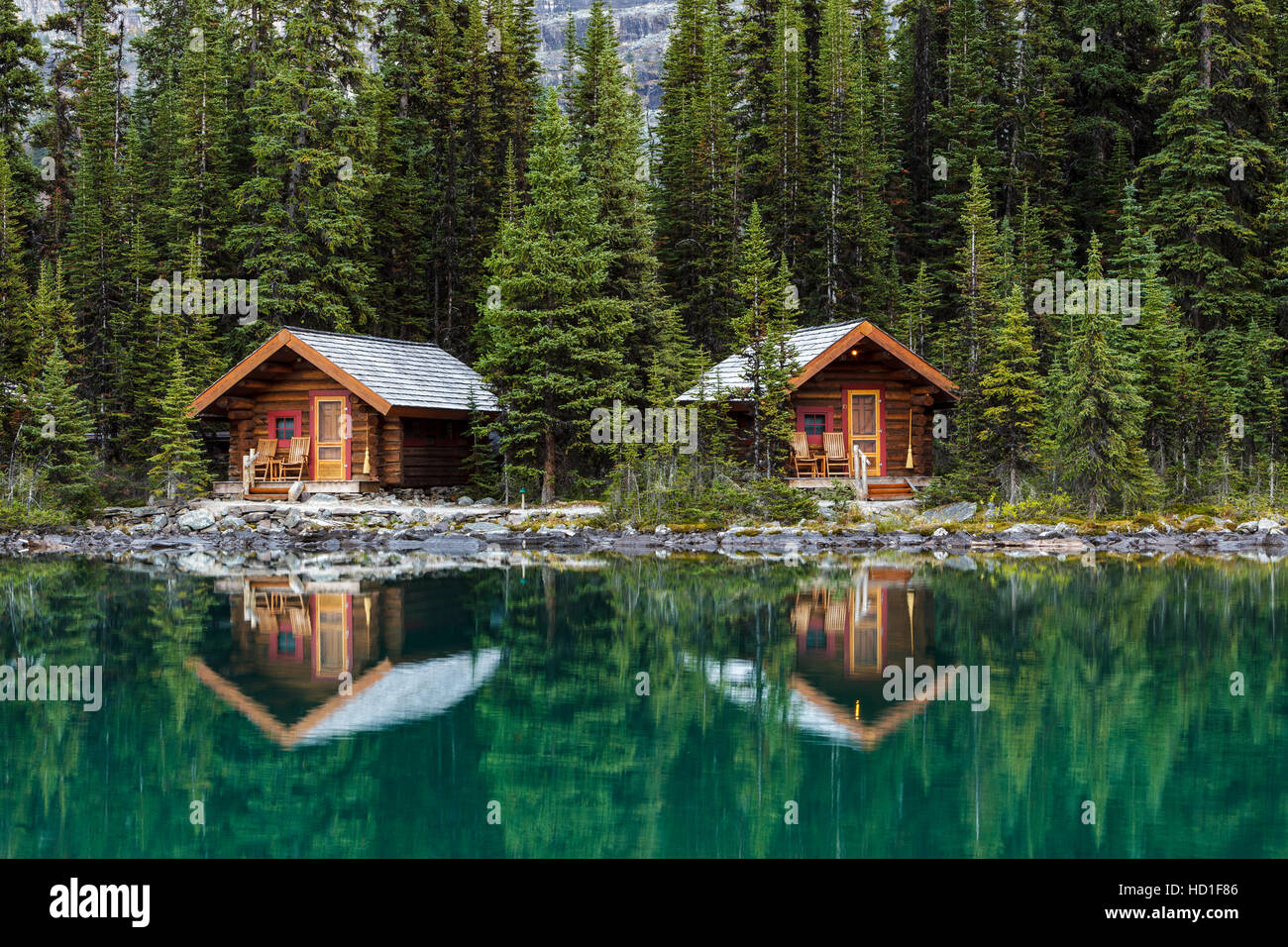 Singole cabine ospiti sulla riva del lago O'Hara nel Parco Nazionale di Yoho, British Columbia, Canada. Nessuna proprietà release Foto Stock