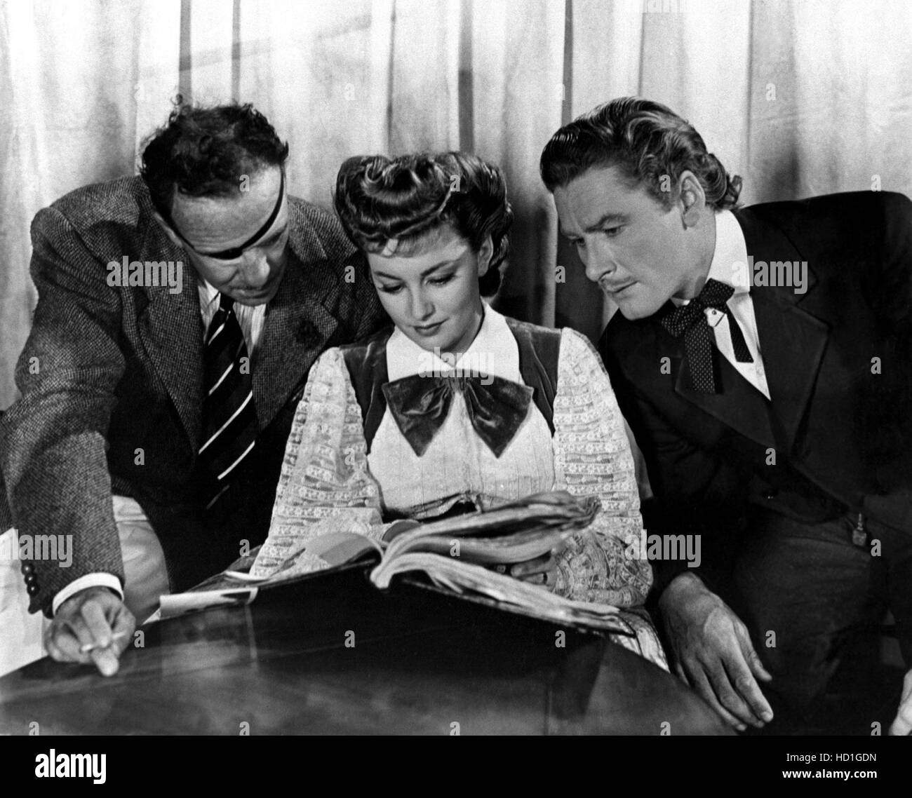 Direttore RAOUL WALSH e stelle Olivia de Havilland e Errol Flynn durante la lettura dello script per essi è morto con i loro stivali su, Foto Stock