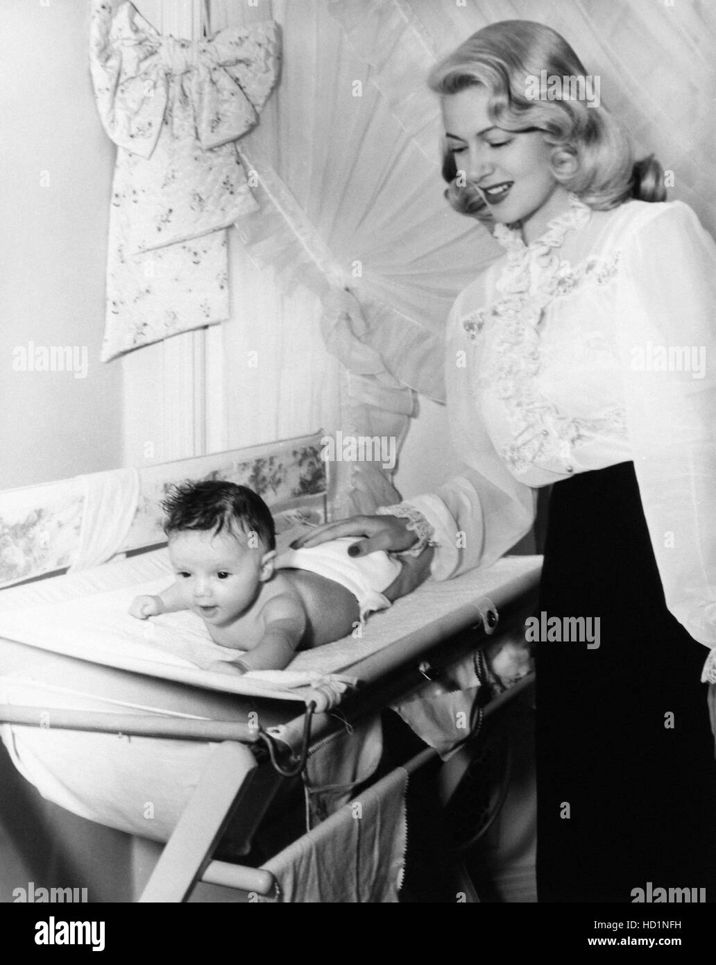 Lana Turner, con sua figlia Cheryl gru, 1943 Foto Stock