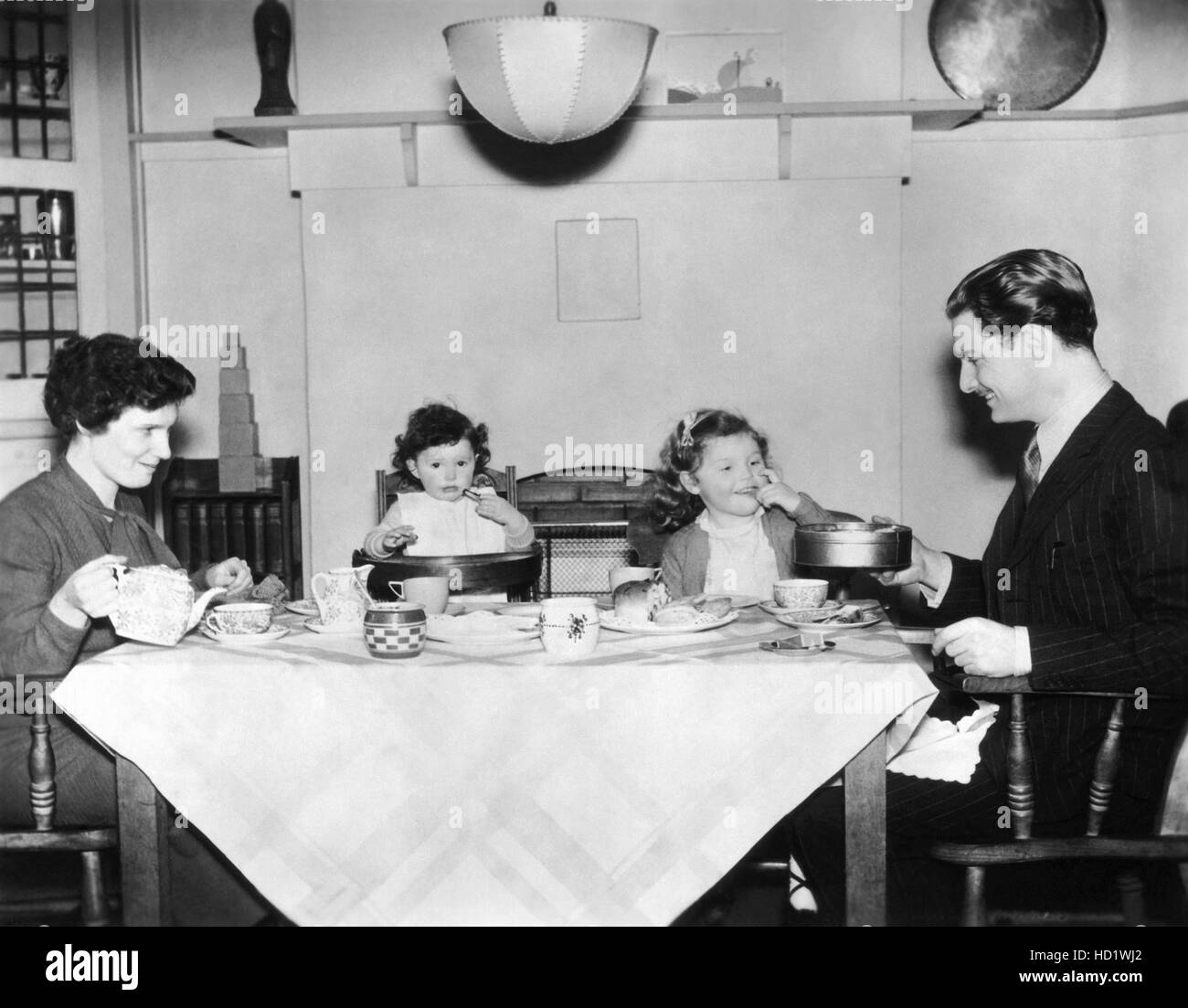 Robert Donat, proprio con la sua prima moglie, Ella Donat, e due dei suoi tre figli, da sinistra, John Donat, Joanna Donat, 1935 Foto Stock