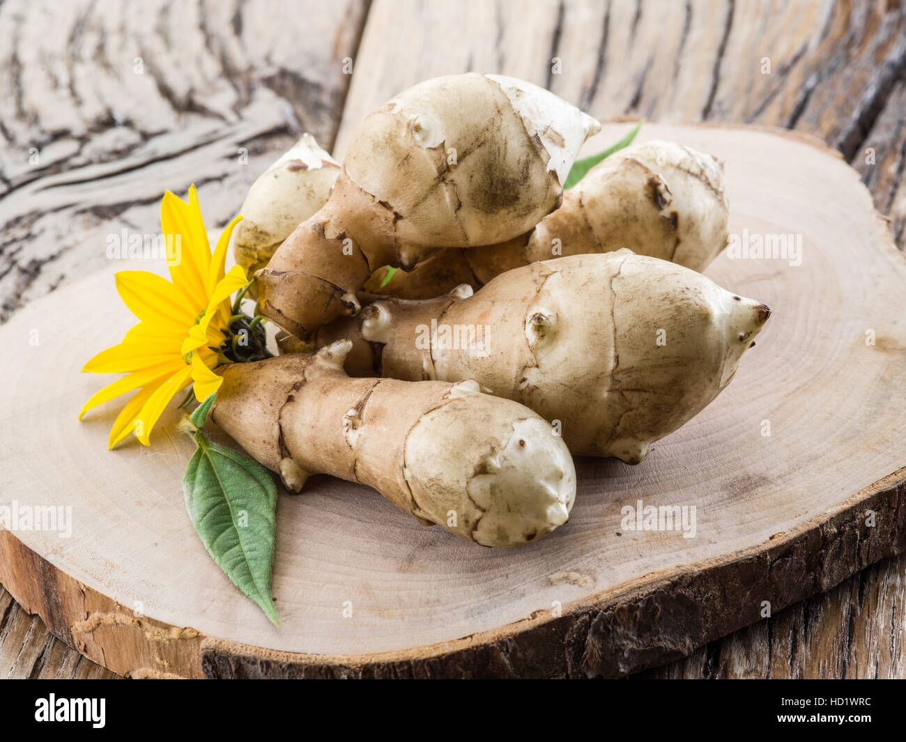 Carciofo di Gerusalemme su un tavolo di legno. Foto Stock