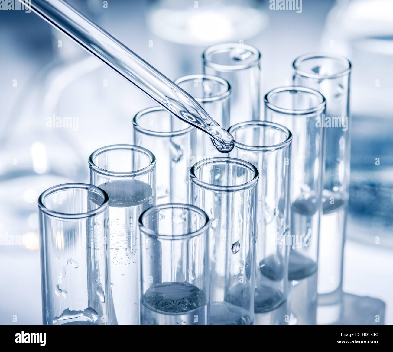 Diversi bicchieri di laboratorio e vetreria. Monocromatico. Foto Stock