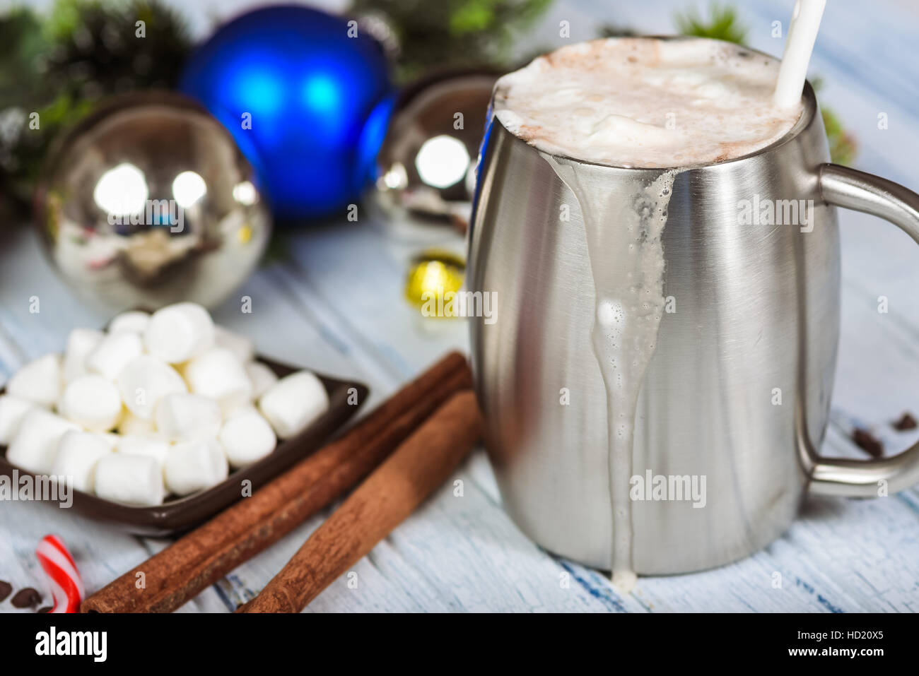 Cioccolata calda o un cappuccino in argento tazza in acciaio inox. Foto Stock