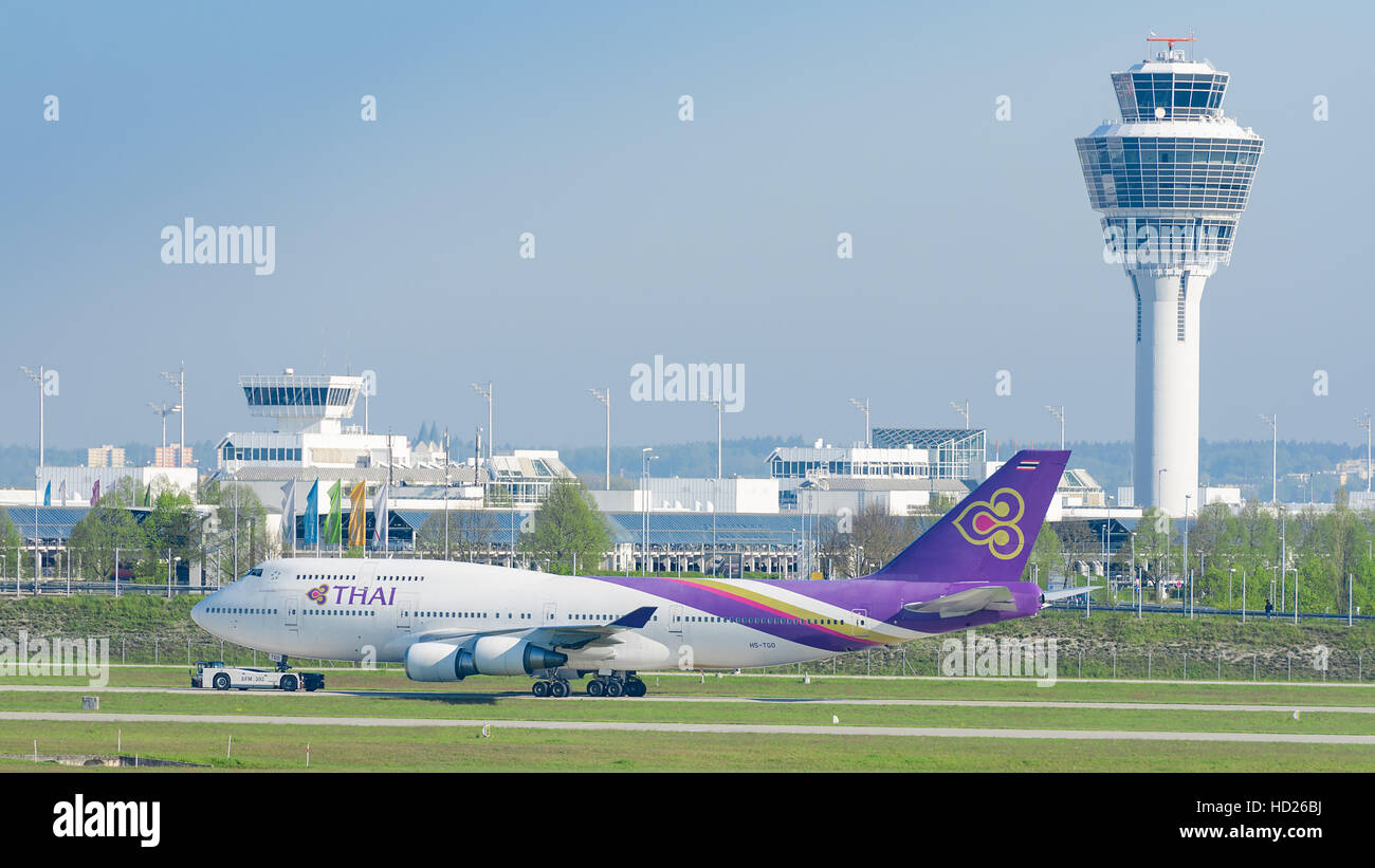 Aereo jet Boeing 747 di Thai Airways International Airlines in rullaggio sul rimorchiatore a spinta a Monaco di Baviera il trasporto internazionale di passeggeri aeroporto Foto Stock