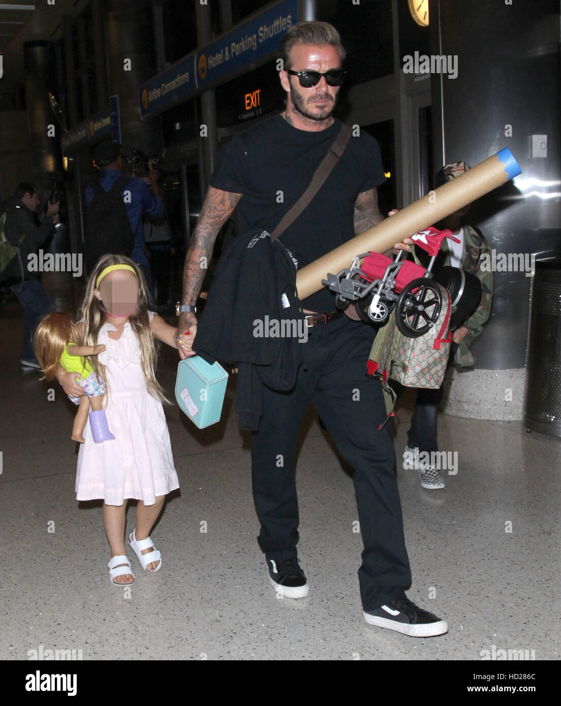 David e Victoria Beckham arriva a Los Angeles International (LAX) aeroporto con i loro quattro figli con: David Beckham, Harper Beckham dove: Los Angeles, California, Stati Uniti quando: 29 Ago 2016 Foto Stock