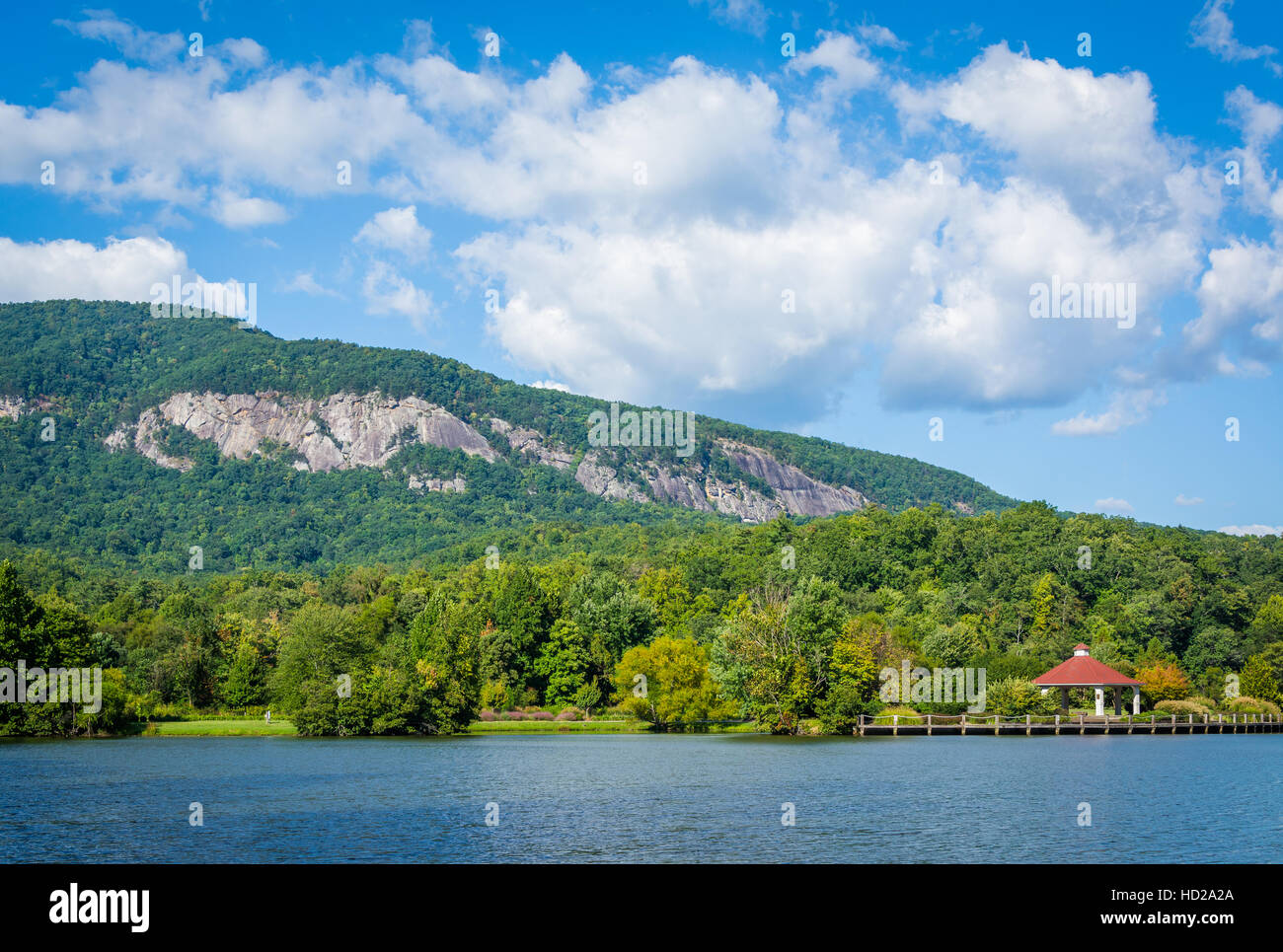 Il lago di esca e montagne nel lago di esca, North Carolina. Foto Stock