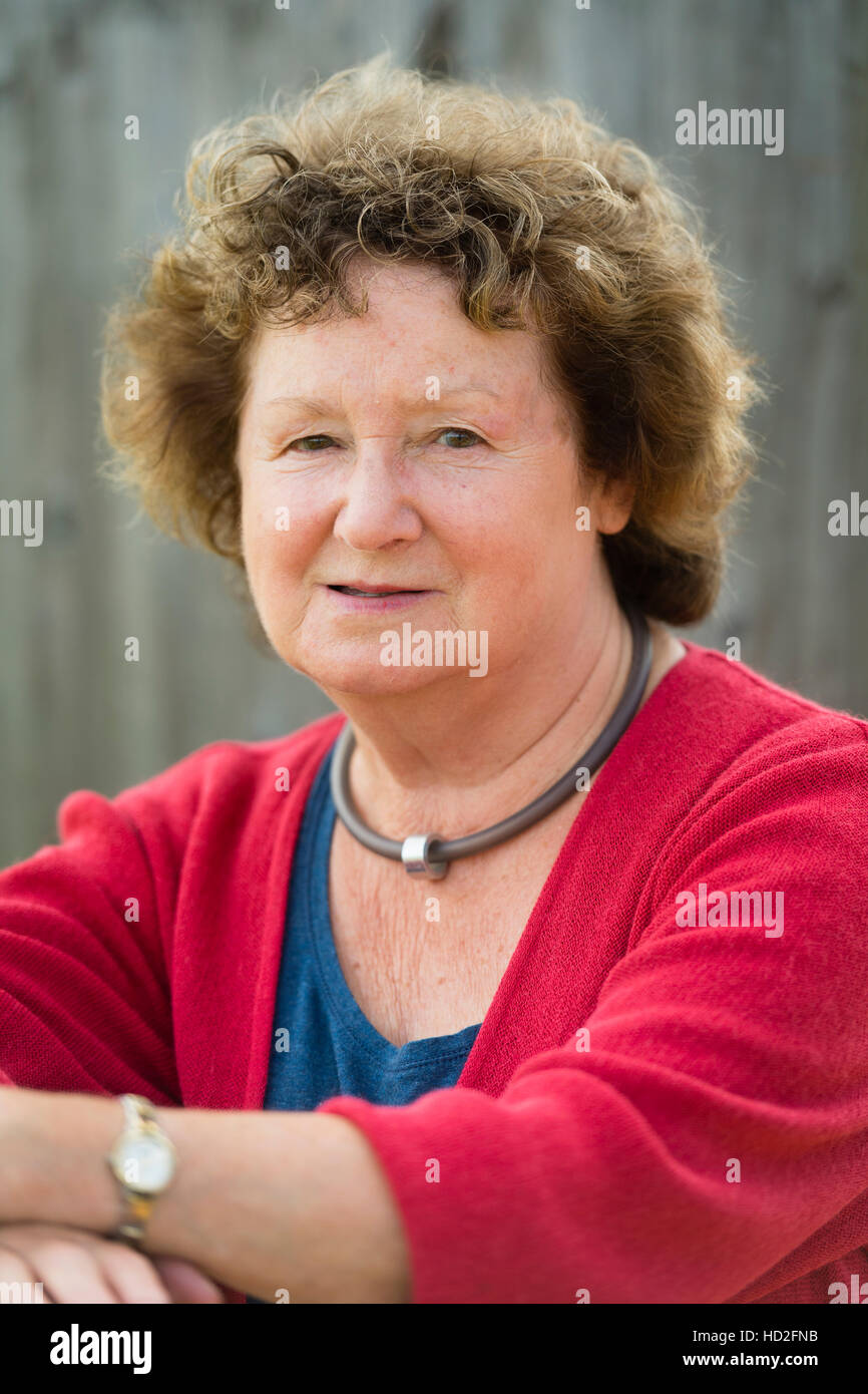 La baronessa Kay Andrews del patrimonio del Fondo di lotteria in occasione di una visita alla Dyfi Osprey progetto, nei pressi di Machynlleth Wales UK Foto Stock