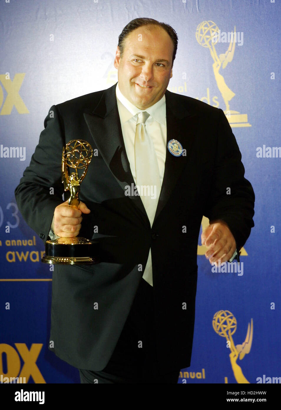 L'attore James Gandolfini tiene il suo premio per il miglior attore protagonista in una serie di dramma, 'i soprani' alla 55th annuale di Primetime Emmy Awards tenutosi presso lo Shrine Auditorium di Los Angeles il Domenica, 21 settembre 2003. Francesco Specker Foto Stock