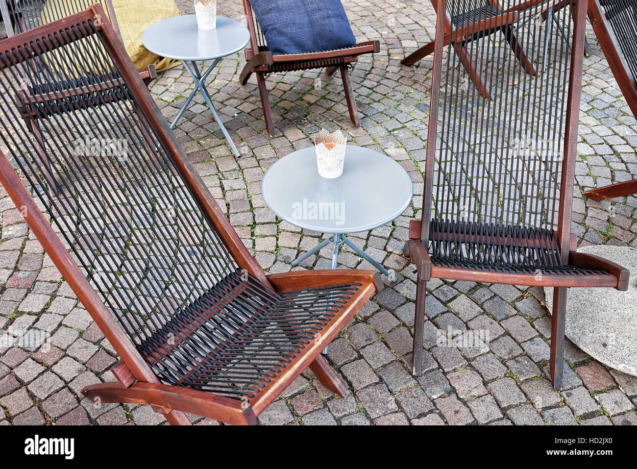 Tipico ristorante terrazza con sedie e tavoli presso il costoso resort in Svizzera. Foto Stock