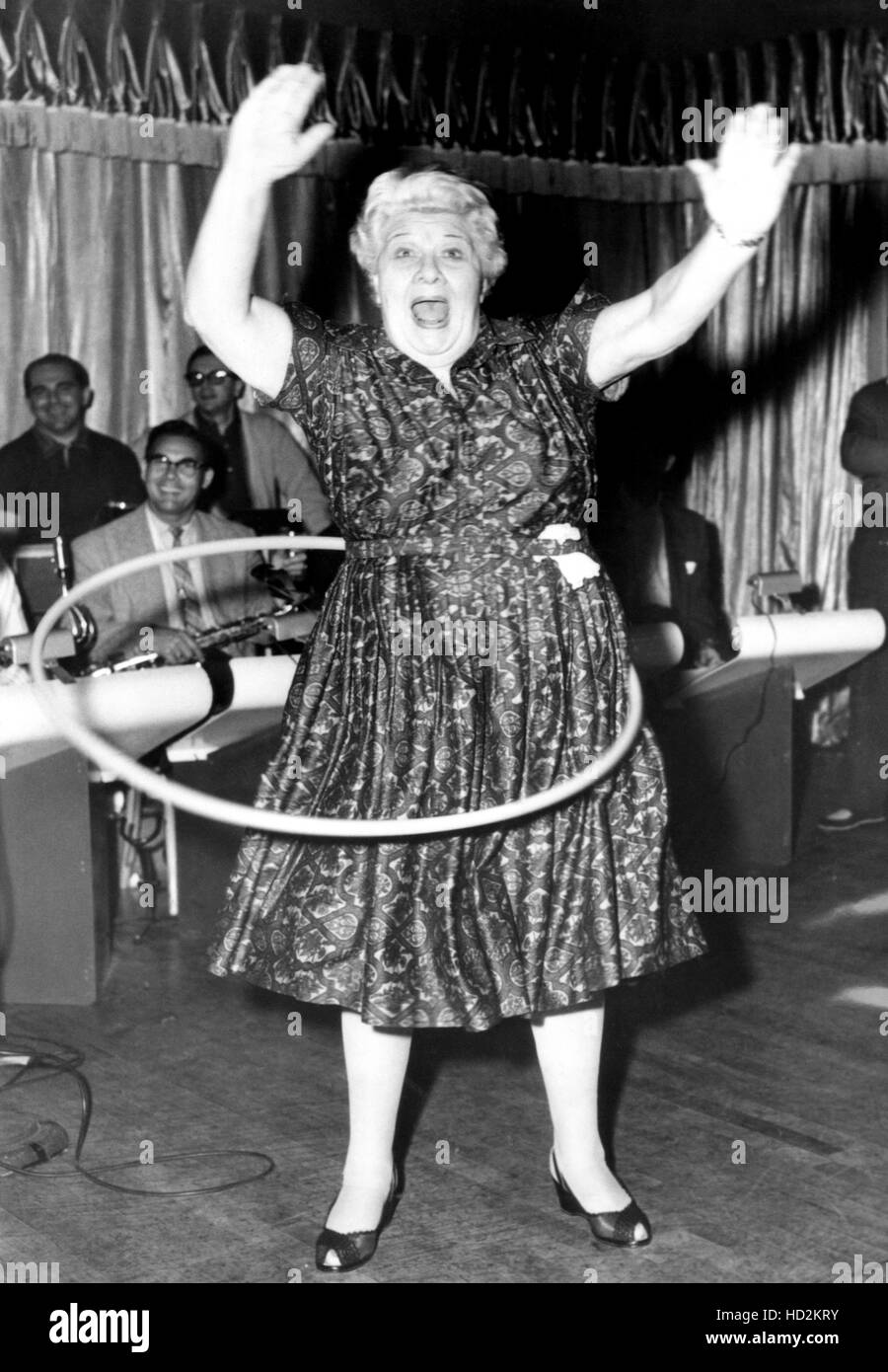 Sophie Tucker tenta un hula hoop presso il Casinò di Latina, Philadelphia, Pennsylvania, 1958 Foto Stock