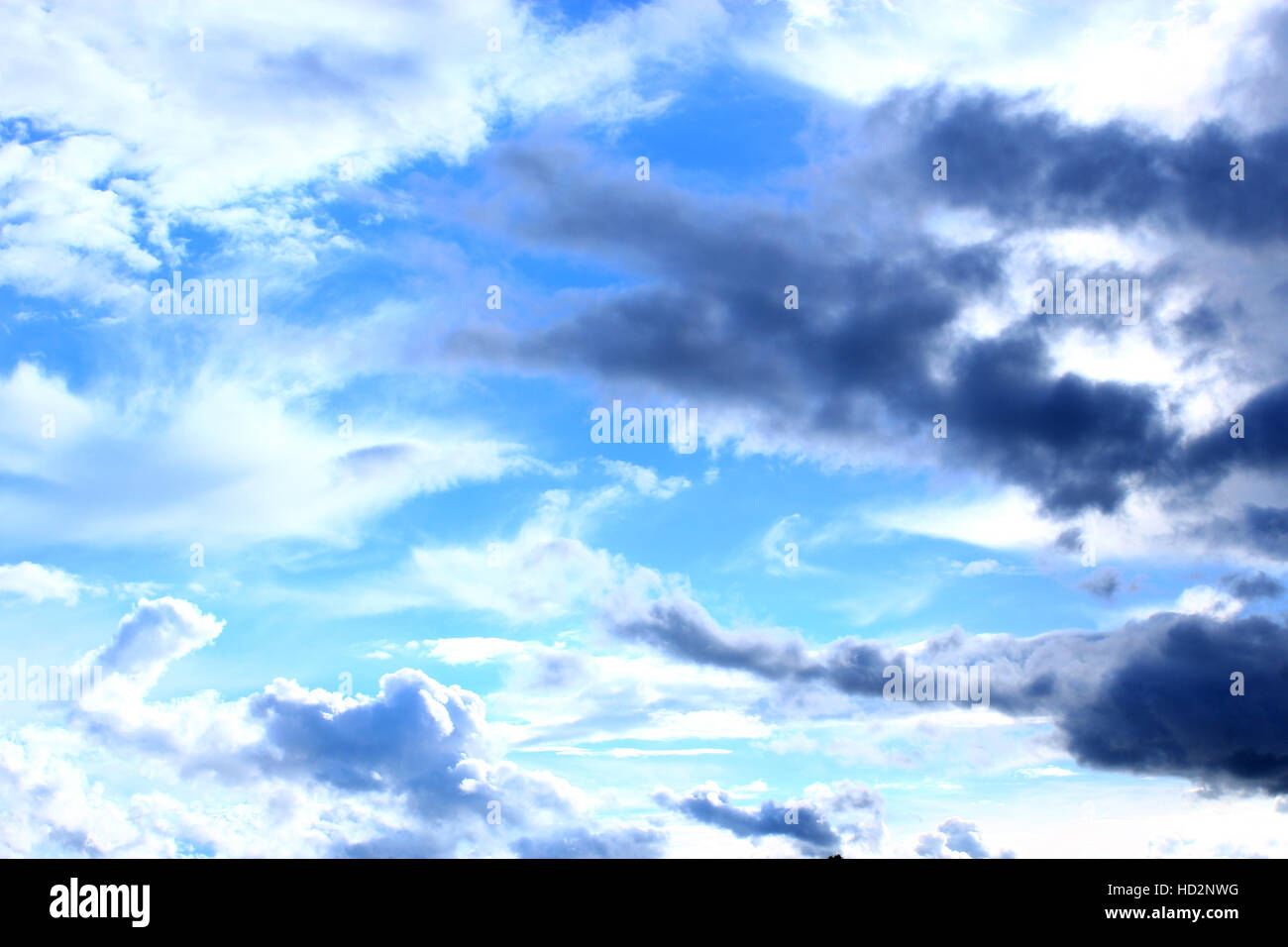 Bella nuvole bianche sul cielo blu sullo sfondo Foto Stock