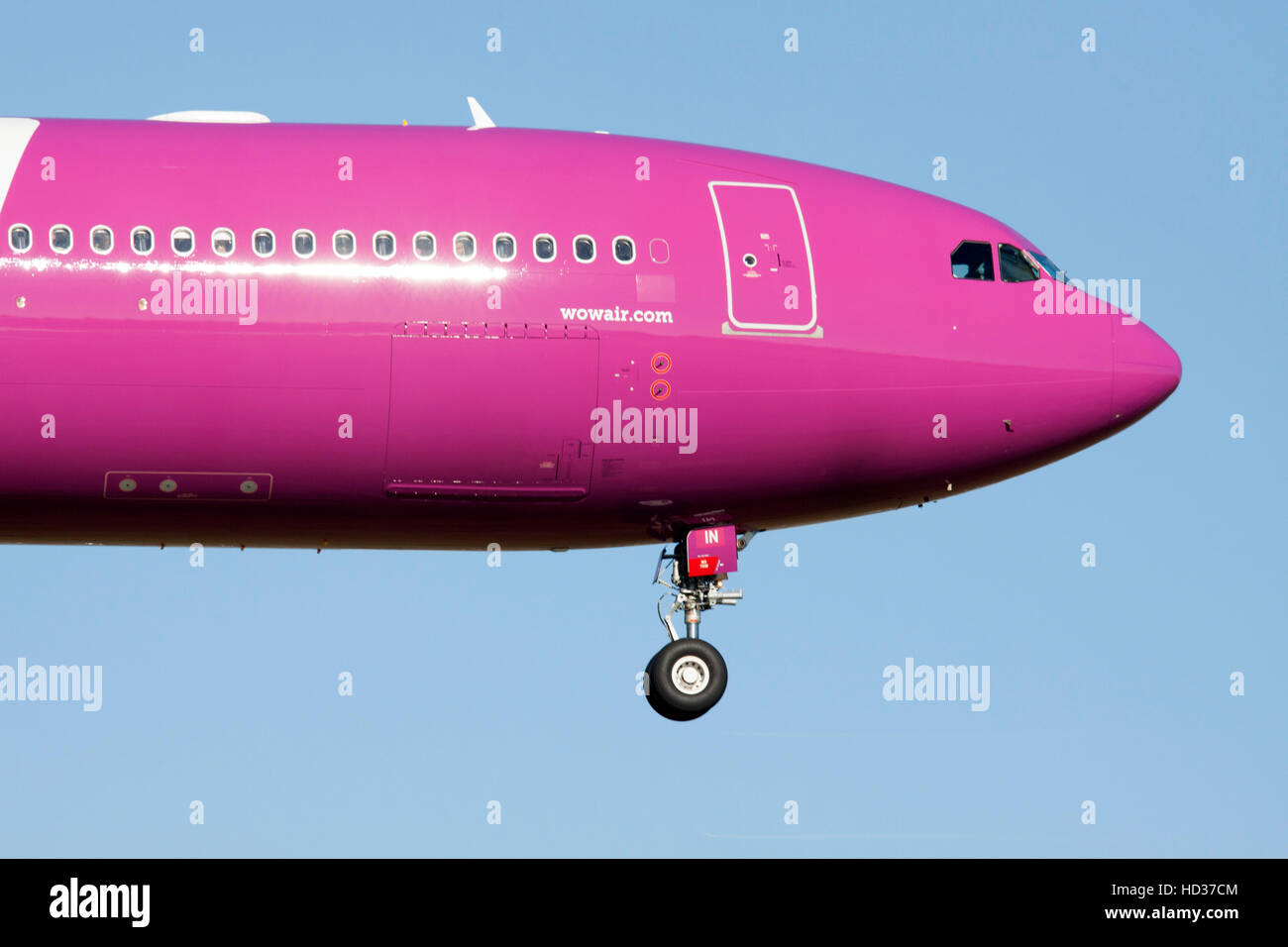 AMSTERDAM, Paesi Bassi - 12 settembre 2016:anteriori di un viola WOW Air Airbus A321.aria WOW è un islandese low-cost carrier. Foto Stock