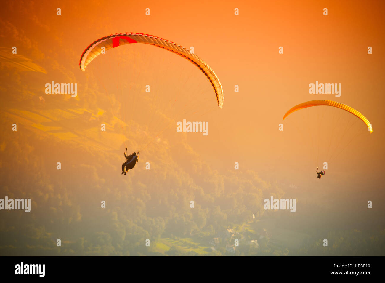 Parapendio volare al cielo arancione a Bielsko Biala Zar montagna in Polonia Foto Stock