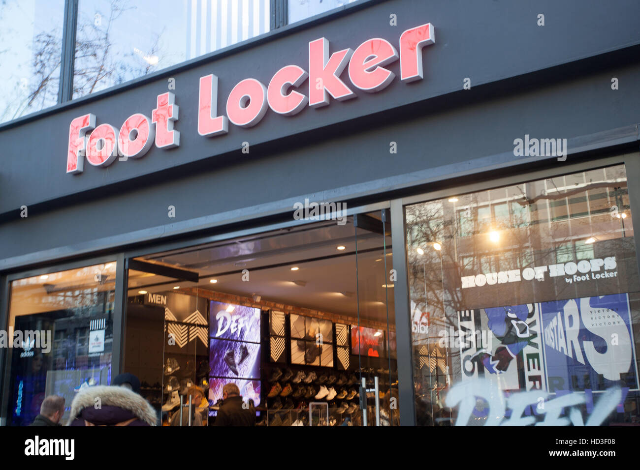Negozio Foot Locker in Tauentzienstrasse. Berlino, Germania Foto Stock