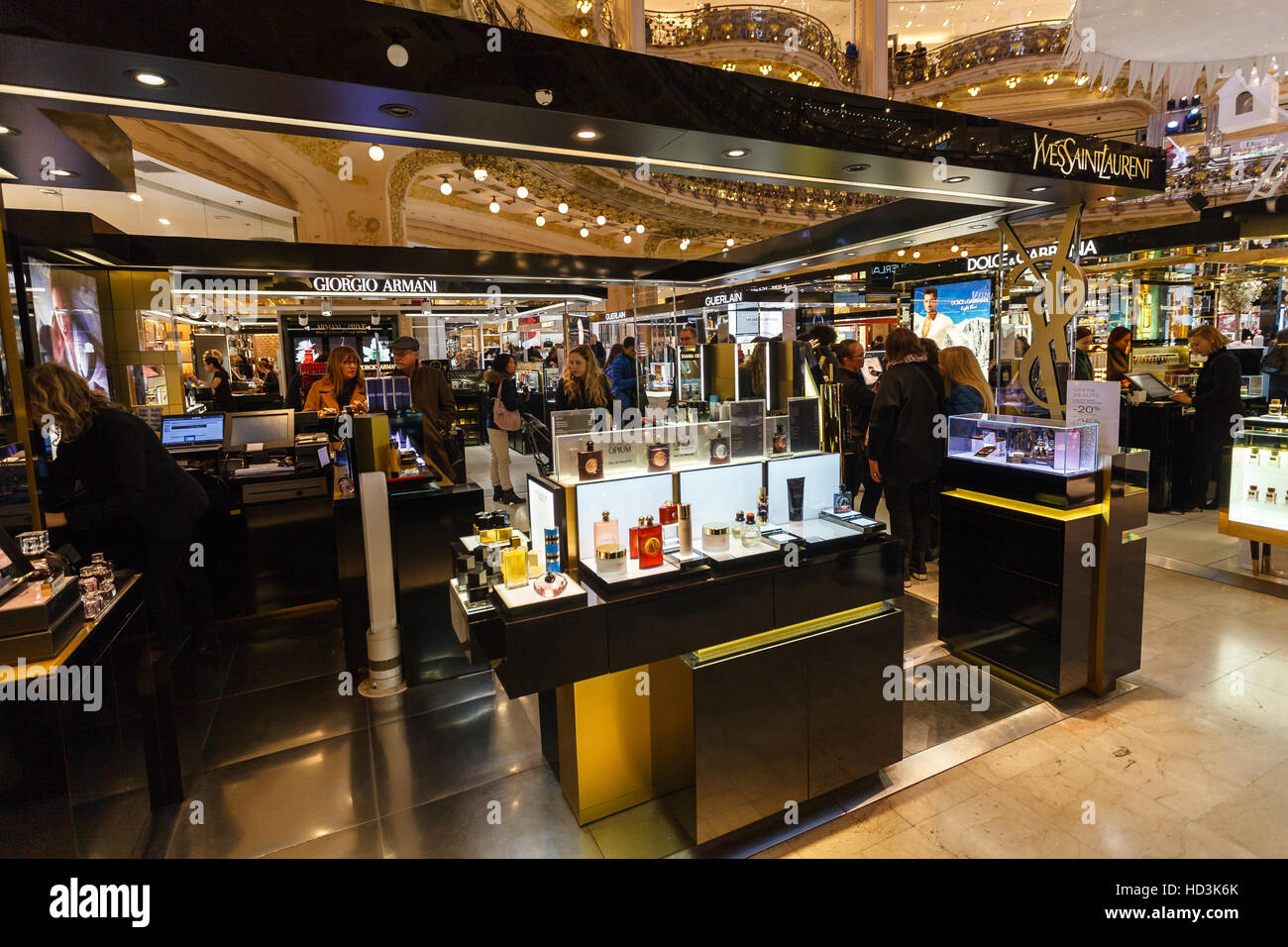Parigi, Francia, 4 dicembre 2016. Prima domenica di shopping in Galeries Lafayette, Yves Saint Laurent shop attendere per primi i clienti Foto Stock