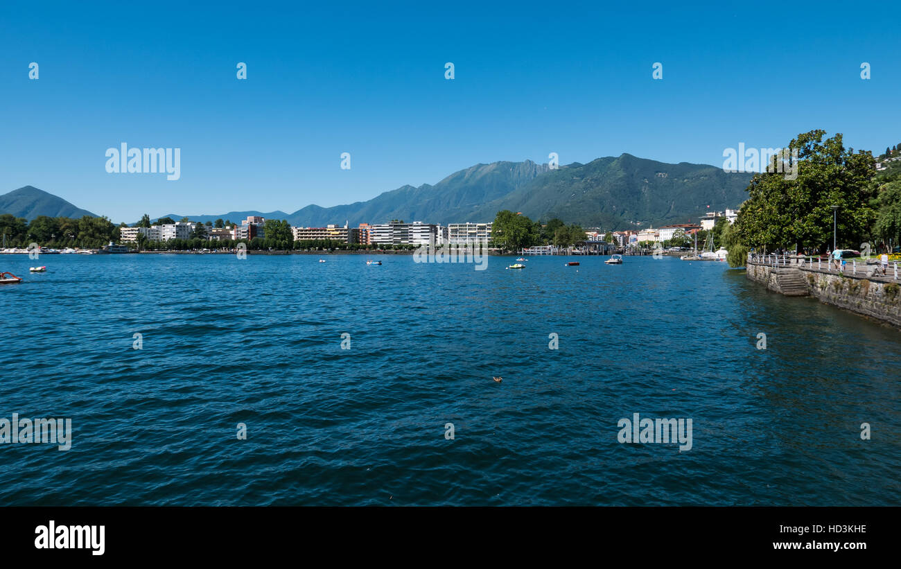 Un paesaggio che mostra in Italia e in Svizzera con le montagne sullo sfondo Foto Stock