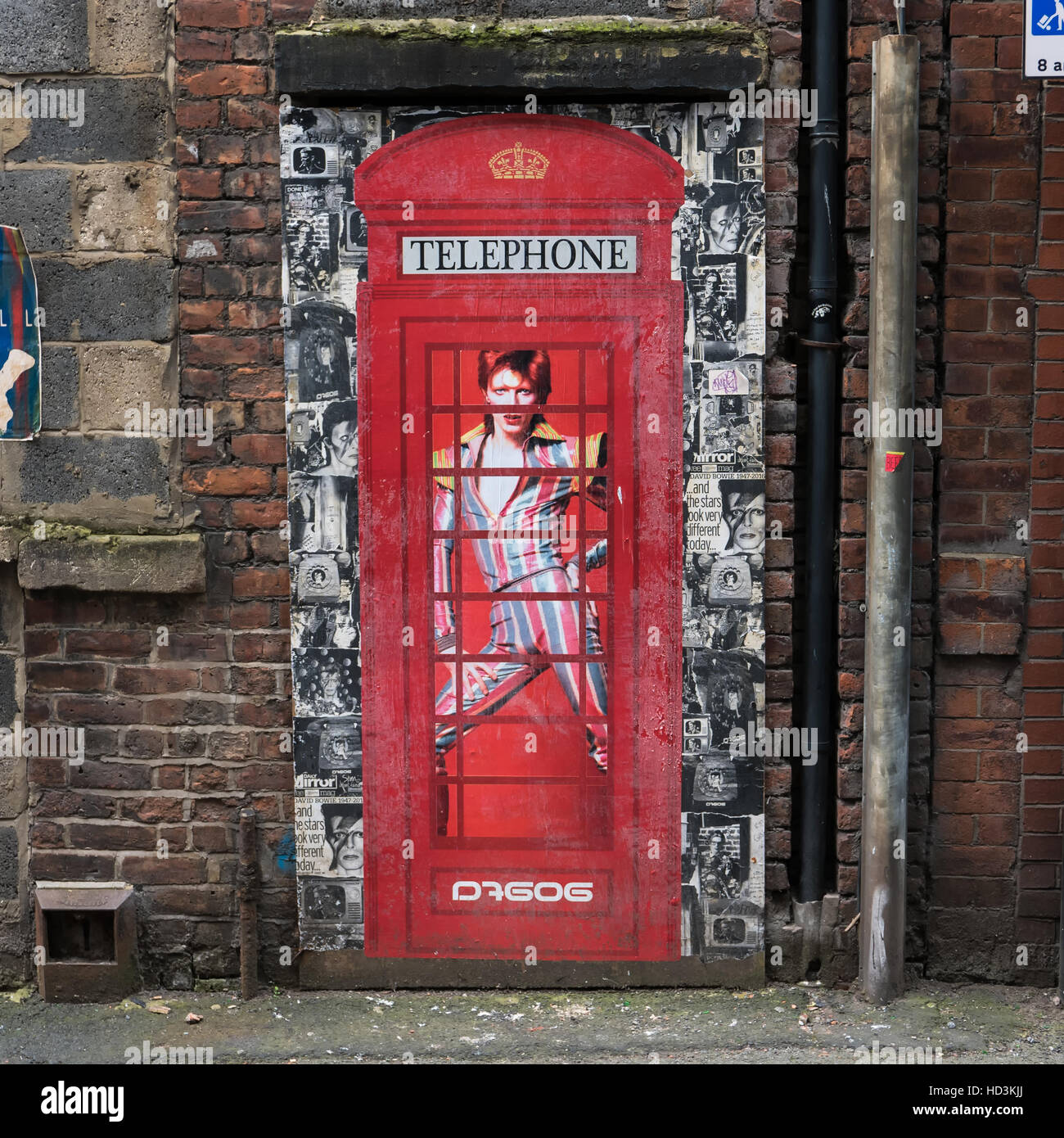 Un graffiti di David Bowie in piedi in una scatola del telefono Foto Stock