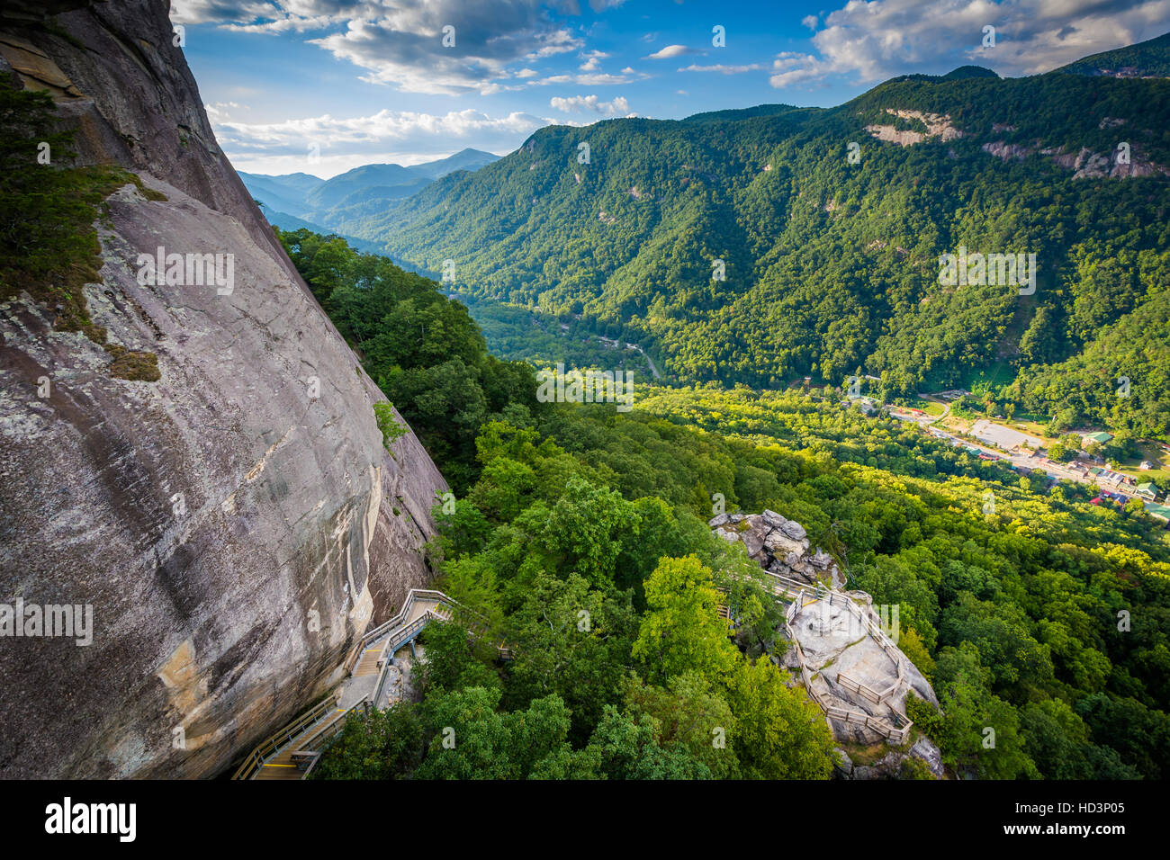 Vista sulle montagne dalla ciminiera Rock State Park, North Carolina. Foto Stock