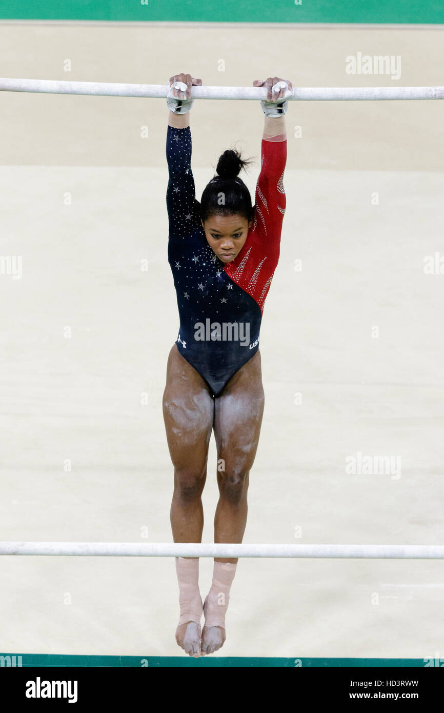 Rio de Janeiro, Brasile. Il 7 agosto 2016. Gabrielle Douglas (USA) esegue su le barre irregolari durante la donna ginnastica qualifica al 2016 Olympic S Foto Stock
