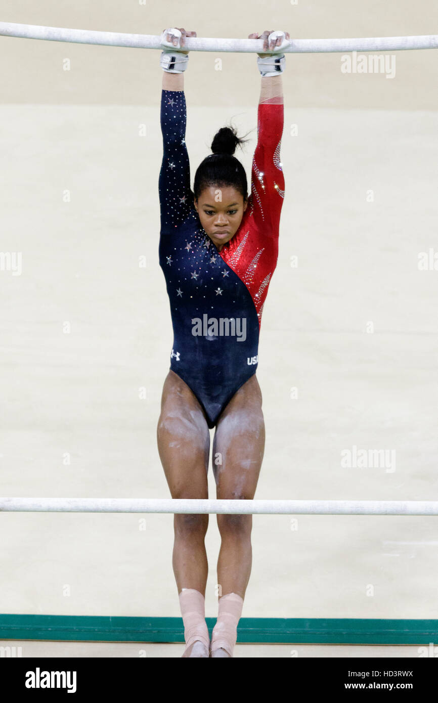 Rio de Janeiro, Brasile. Il 7 agosto 2016. Gabrielle Douglas (USA) esegue su le barre irregolari durante la donna ginnastica qualifica al 2016 Olympic S Foto Stock