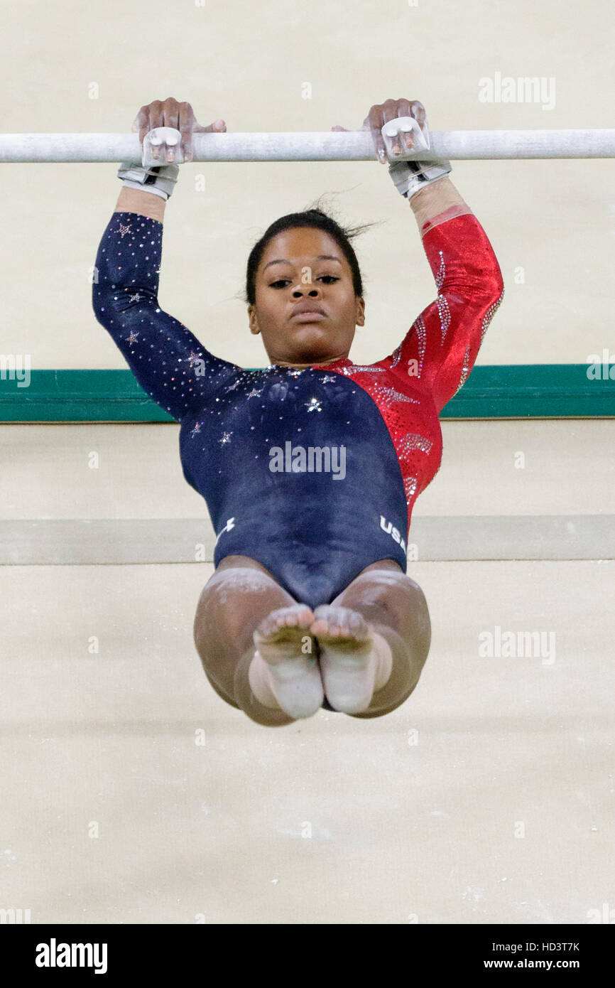 Rio de Janeiro, Brasile. 8 agosto 2016. Gabrielle Douglas (USA) esegue su le barre irregolari durante la donna ginnastica qualifica al 2016 Olympic S Foto Stock