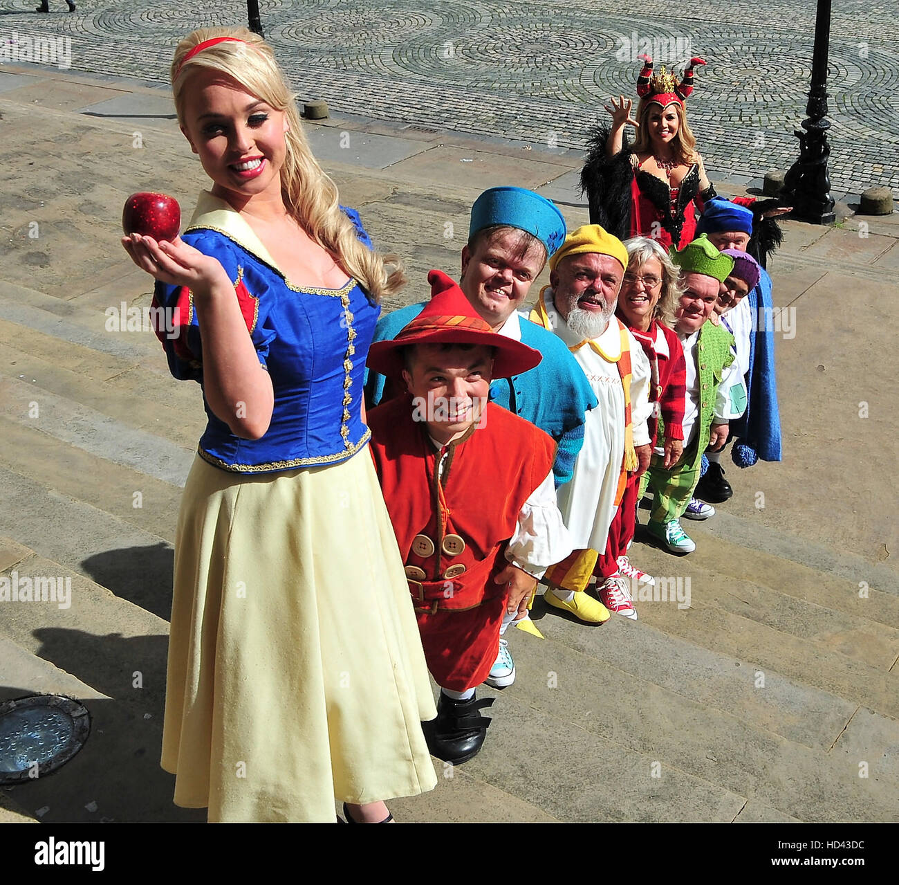 Il cast del Liverpool Empire Natale Panto, Biancaneve e i sette nani, Jorgie Porter,Leanne Campbell, Liam Mellor e Stephen Fletcher raccolte sulle fasi di St Georges Hall,Liverpool per un photocall per promuovere questo anni Panto. Dotato di: Foto Stock