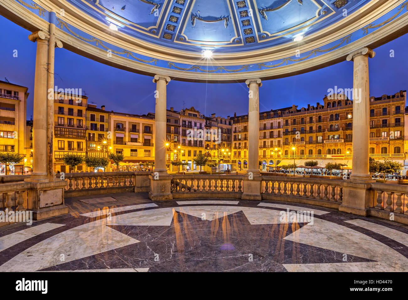 Vista dal palco per spettacoli su Plaza del Castillo in serata, Pamplona, Navarra, Spagna Foto Stock