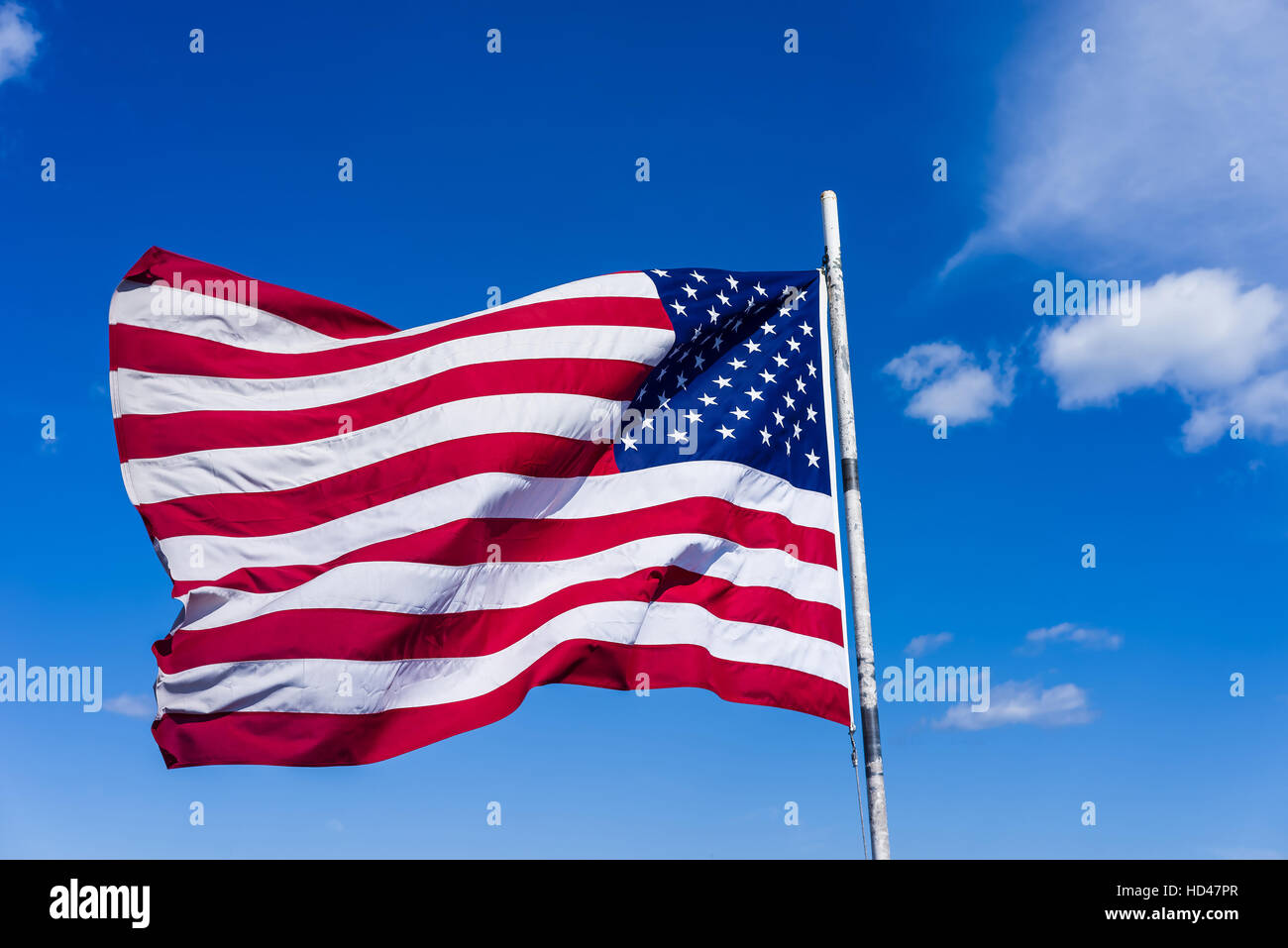 Bandiera nazionale degli Stati Uniti di fronte al cielo in Boston, Stati Uniti d'America. Esso consiste di 13 strisce orizzontali e 50 stelle bianche. Ogni stella simboleggia t Foto Stock