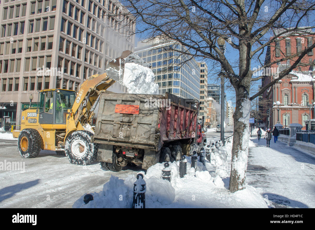Caricatore a estremità anteriore la neve mette in un autocarro con cassone ribaltabile a Washington DC. Foto Stock