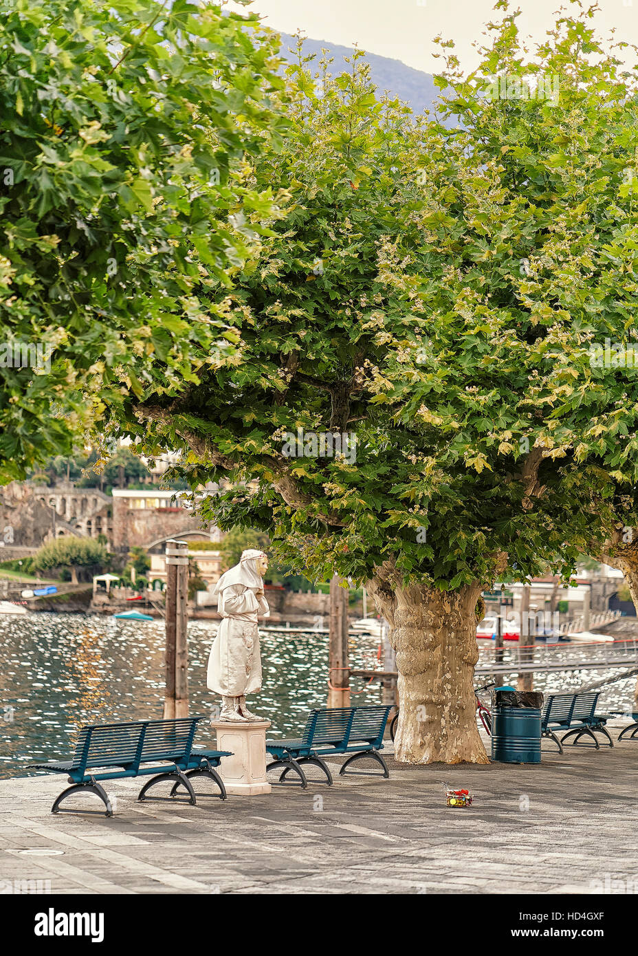 Ascona, Svizzera - Agosto 23, 2016: imitare con gesto di movimento congelato al terrapieno di Ascona sul Lago Maggiore, Canton Ticino Foto Stock