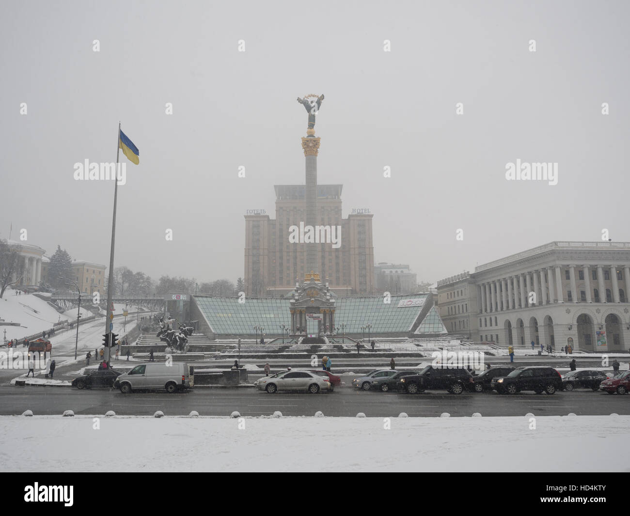 In Piazza Indipendenza a Kiev in inverno - il monumento di indipendenza di fronte all'Hotel Ukraina Foto Stock