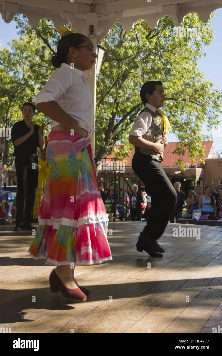 New Mexico di Albuquerque, Città Vecchia, folklorico ballerini in libera prestazione pubblica Foto Stock