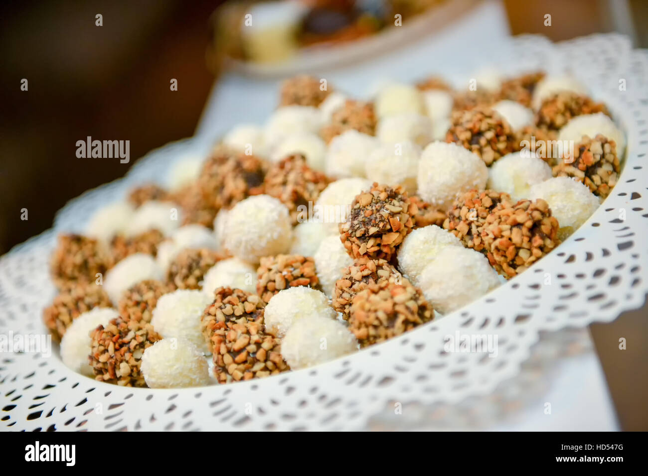 Le sfere di torta, noce di cocco e le nocciole con luce naturale Foto Stock