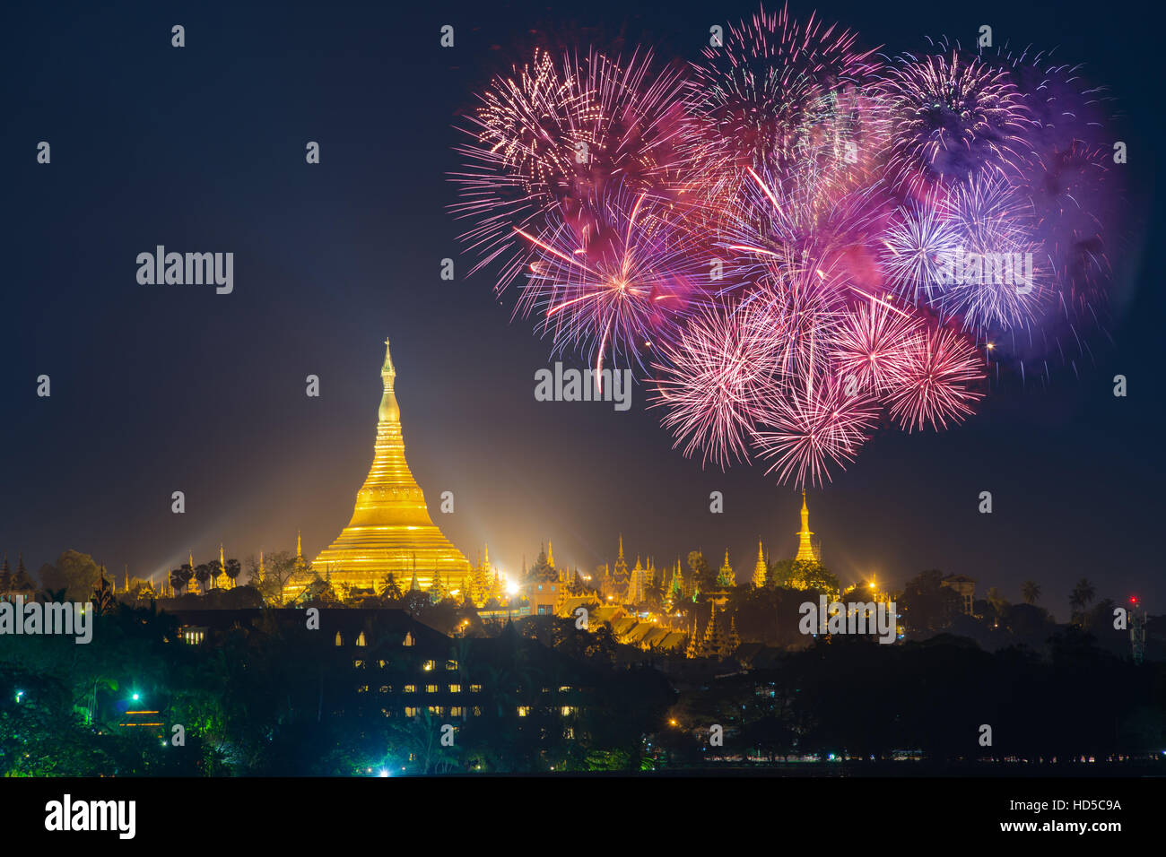 Shwedagon pagoda con fuochi d'artificio festa di Capodanno 2017 a Yangon, Myanmar Foto Stock