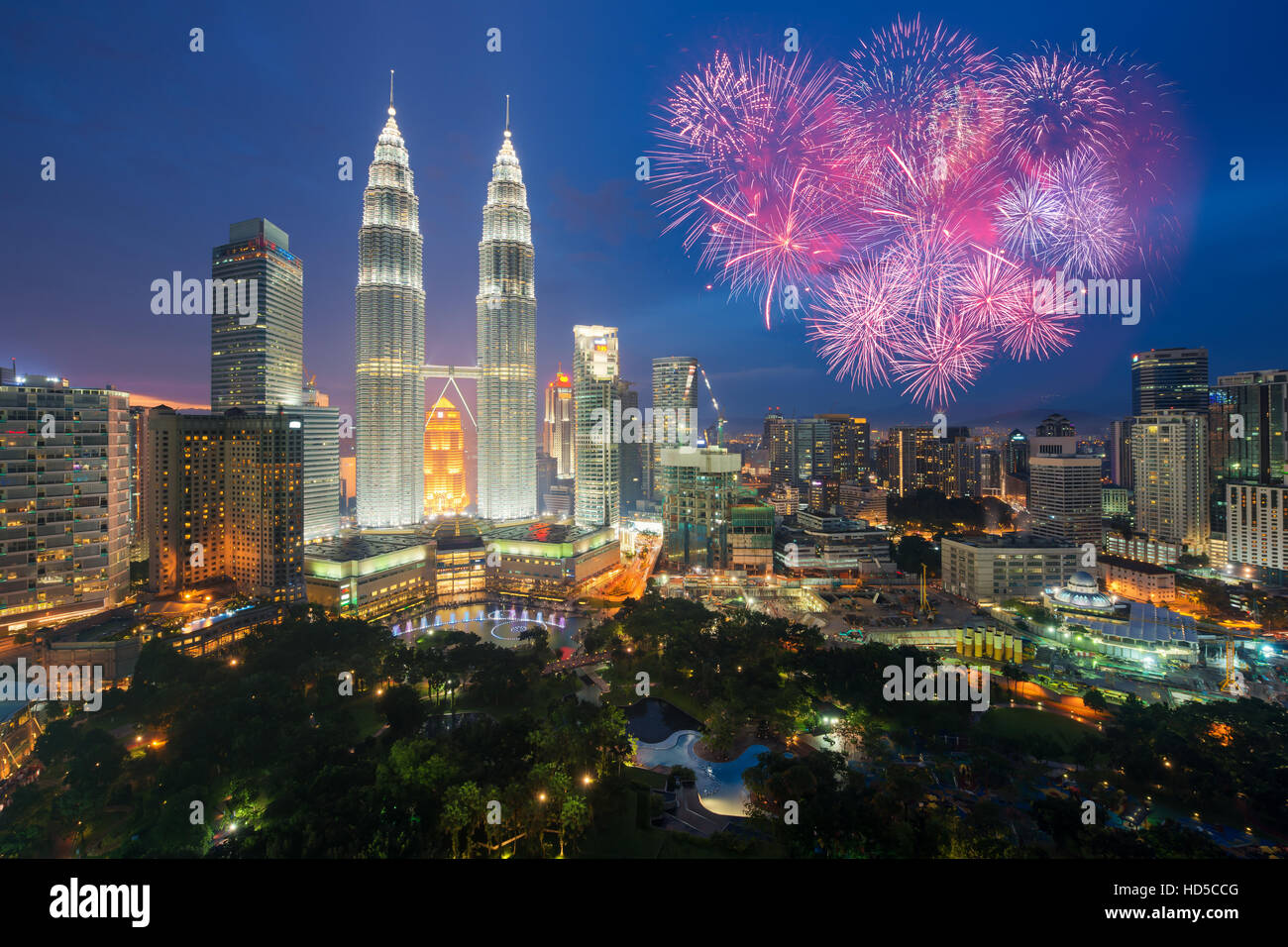 Kuala Lumpur skyline con fuochi d'artificio celebrazione il giorno di anno nuovo 2017 o in Malaysia Il Giorno Di Indipendenza di Kuala Lumpur in Malesia. Foto Stock