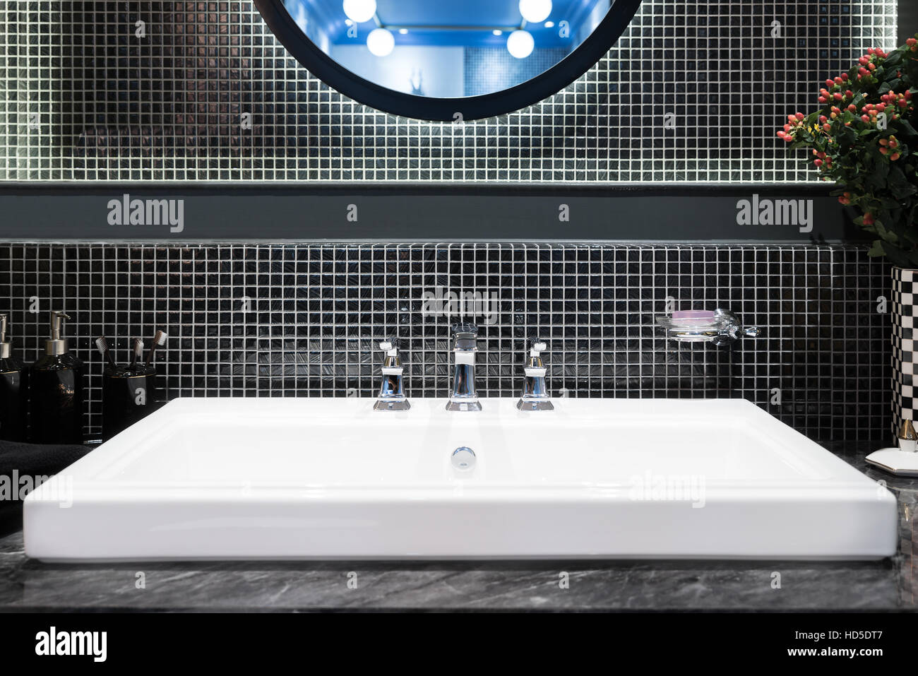 Interno del bagno con vasca lavello e rubinetto. Il design moderno del bagno. Foto Stock