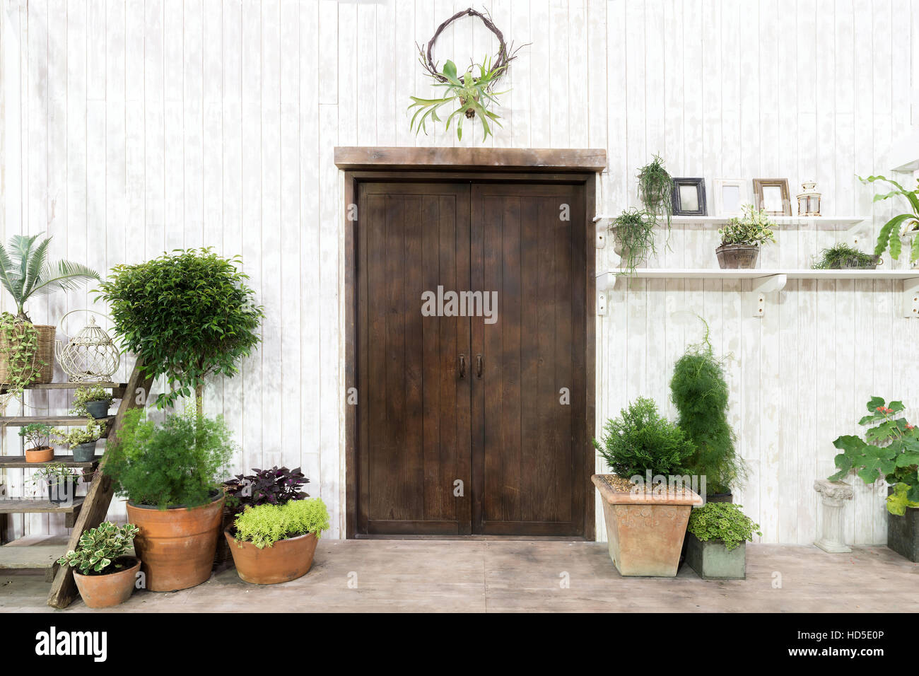 Davanti La Porta Di Legno E Arredamento Da Giardino In Bianco Casa