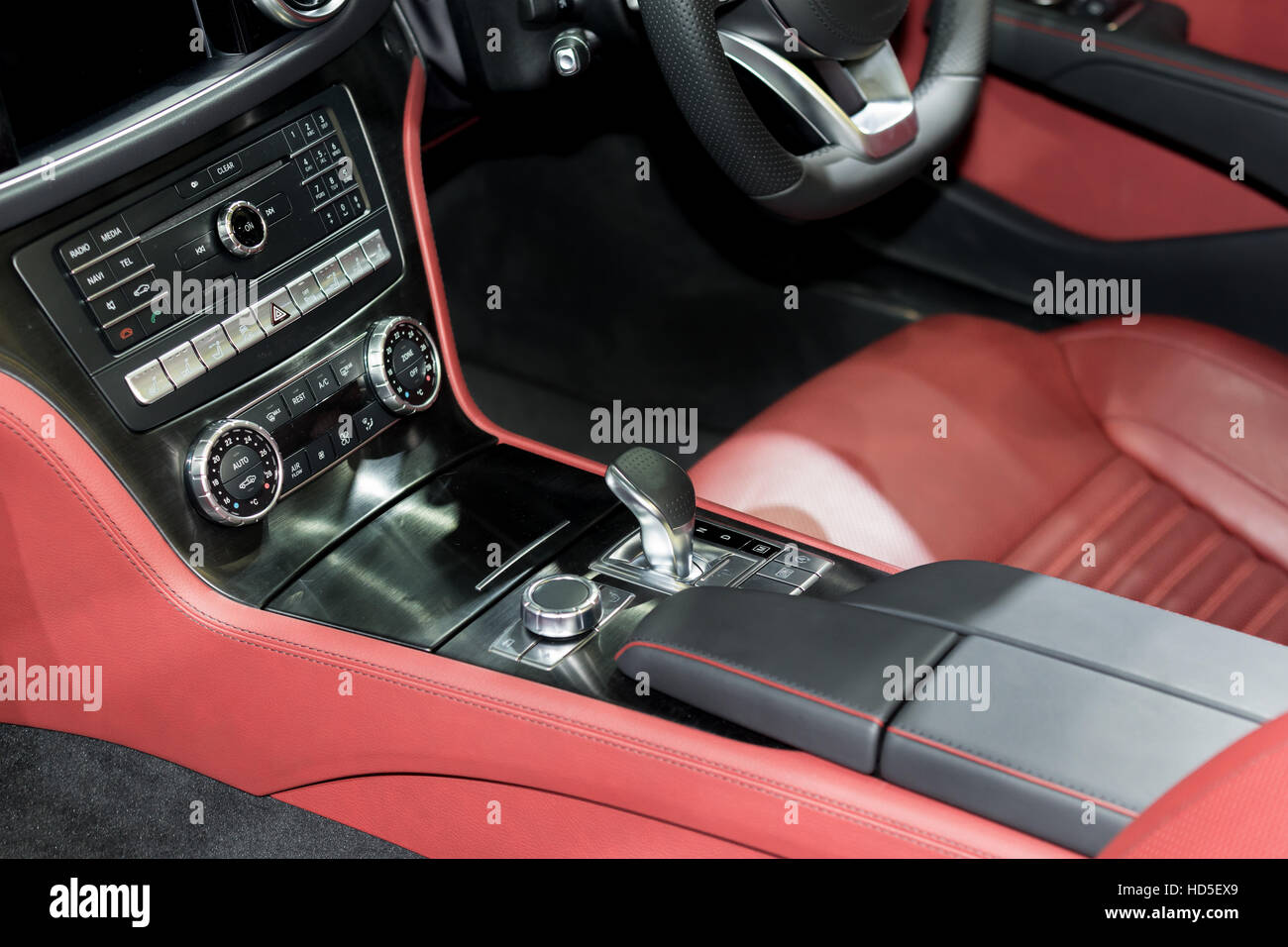 Rosso auto di lusso interno con il volante, la leva del cambio e aria condizionata e controllo pulsante di opzione in auto Foto Stock