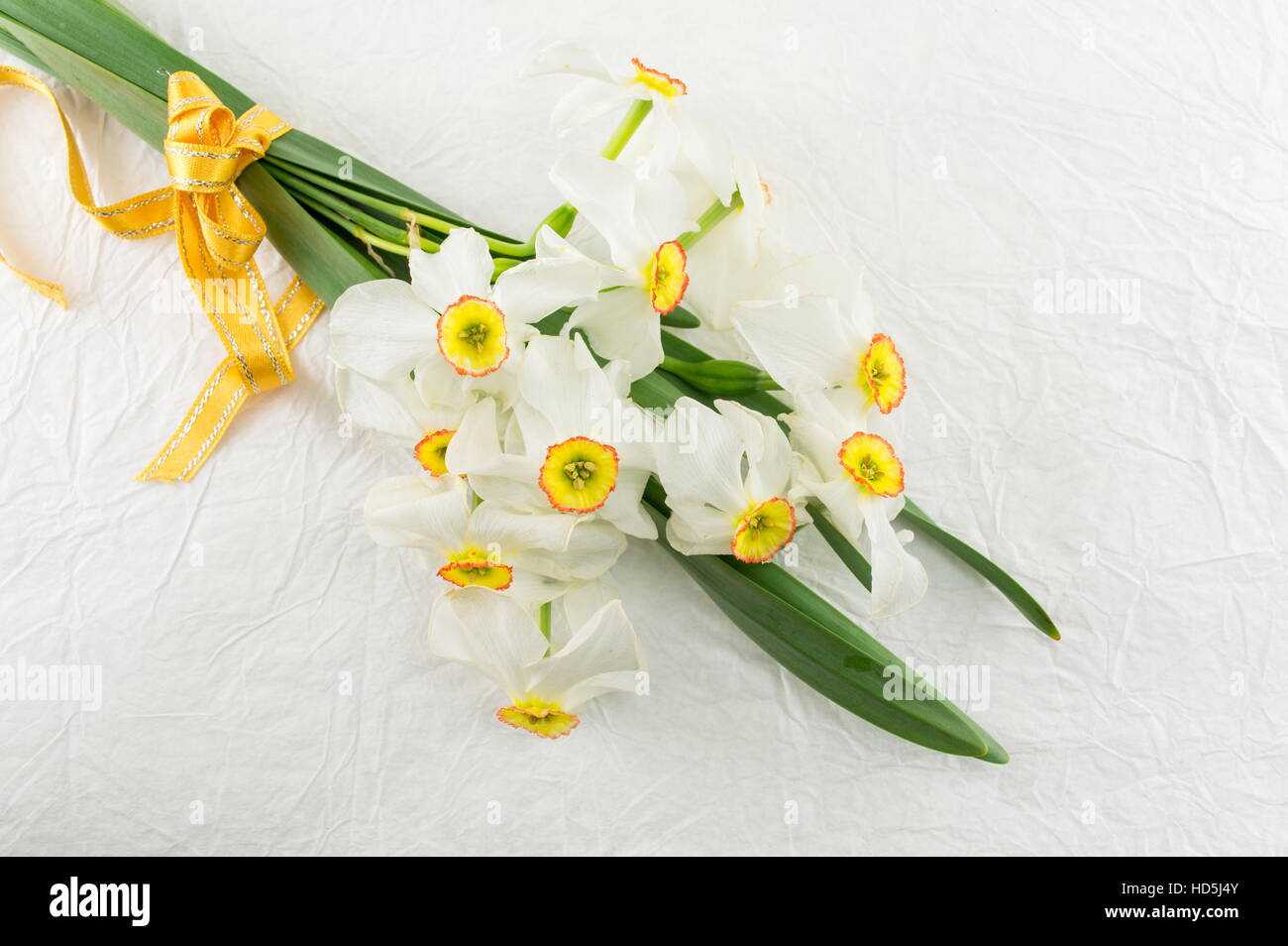 Narcissus bouquet di fiori bianchi su sfondo di seta Foto Stock