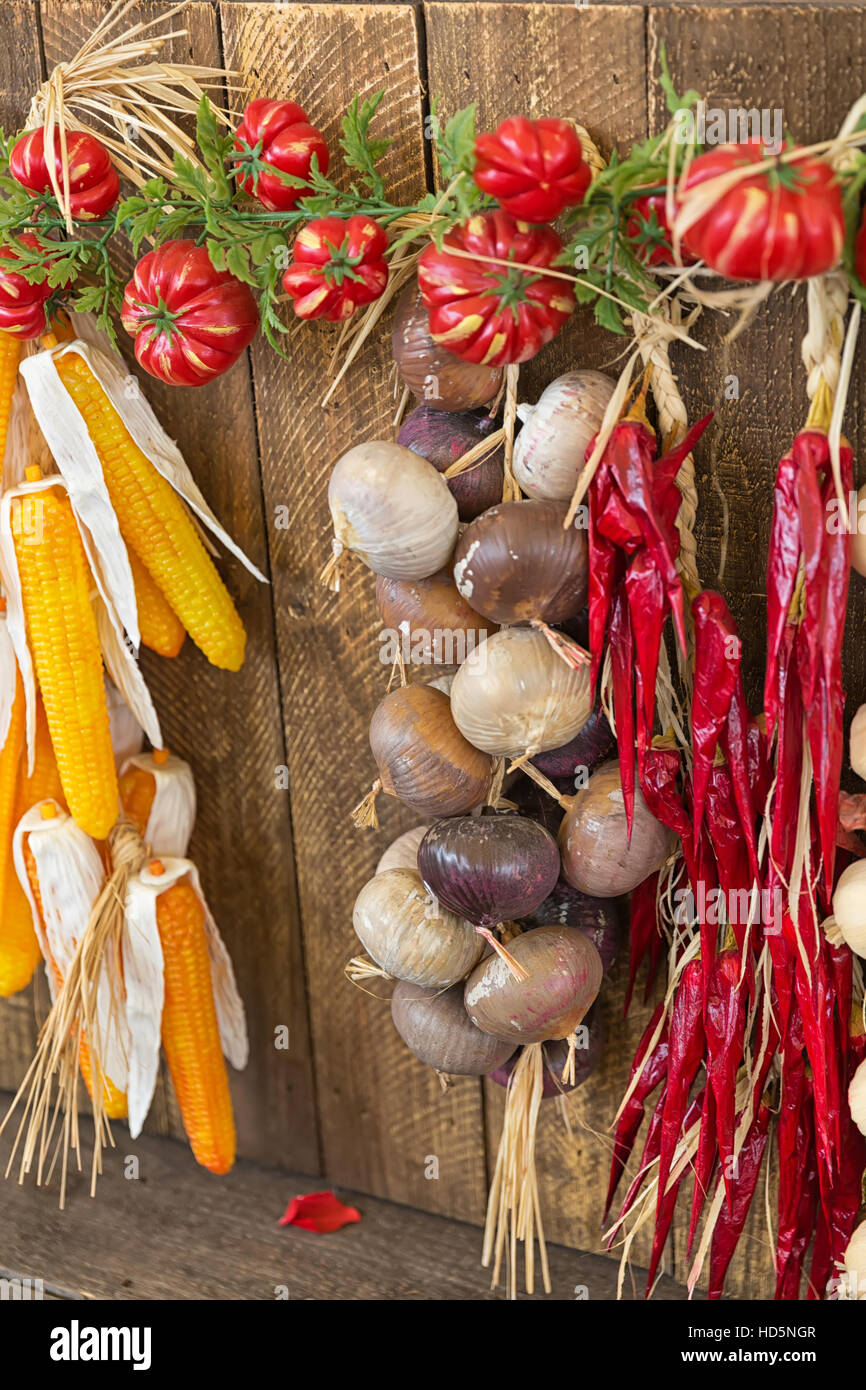 Milano, Italia - Settembre 2015: : EXPO 2015, esposizione di campioni di alimento vegetale in una stalla di legno al decumano a piedi. Expo tema: nutrire il pianeta Foto Stock