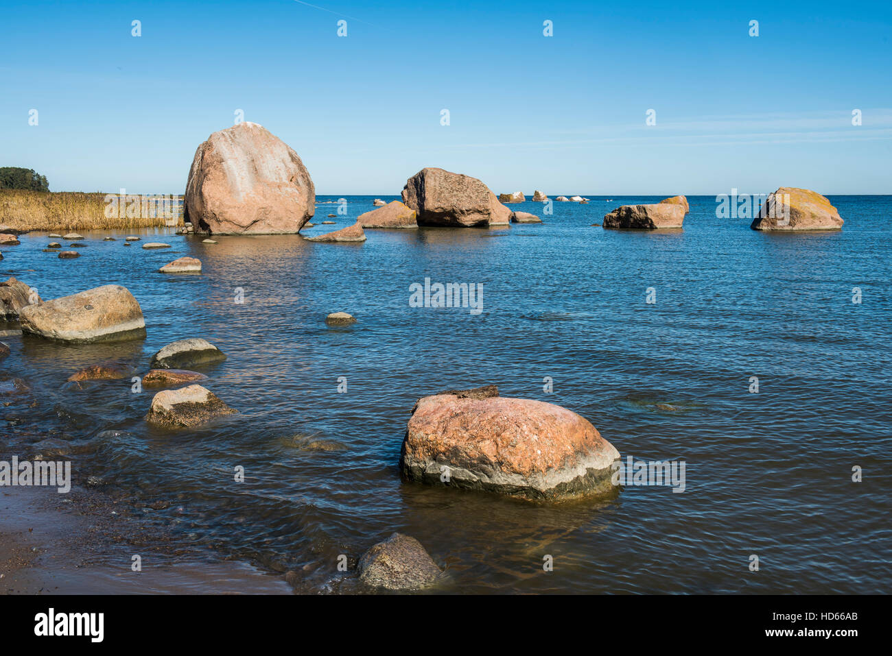 Massi sulla riva, costa baltica, il Golfo di Finlandia, Käsmu, Estonia Foto Stock
