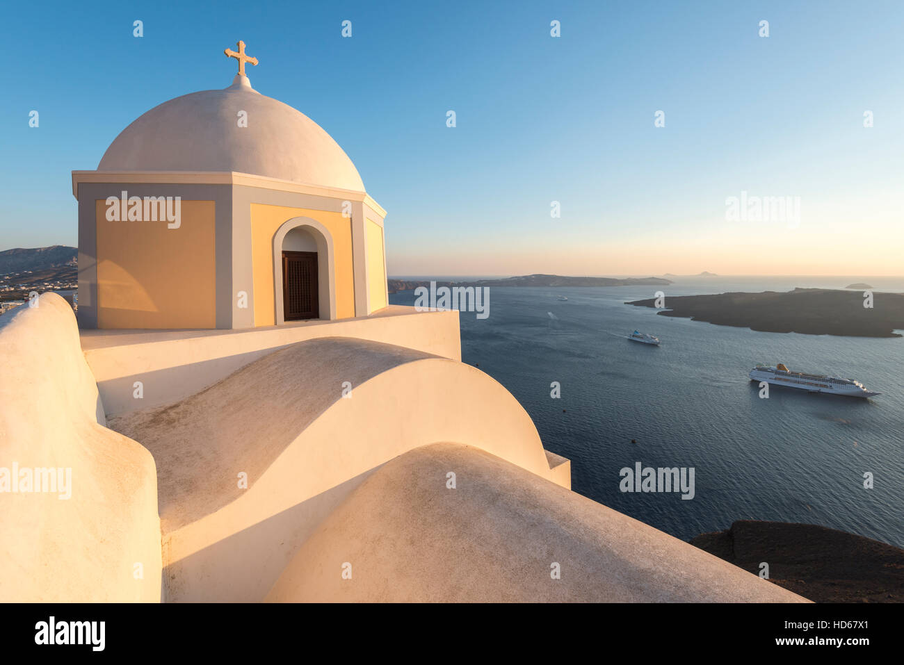 Chiesa ortodossa dome, Firá, Santorini, Cicladi Grecia Foto Stock