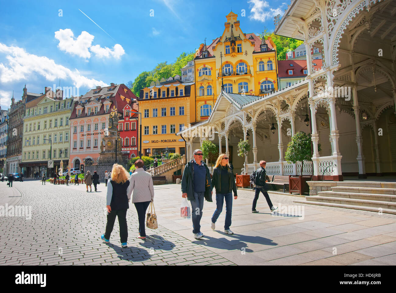 Karlovy Vary, Repubblica Ceca - 5 Maggio 2014: persone al Colonnato del mercato di Karlovy Vary, Repubblica Ceca Foto Stock