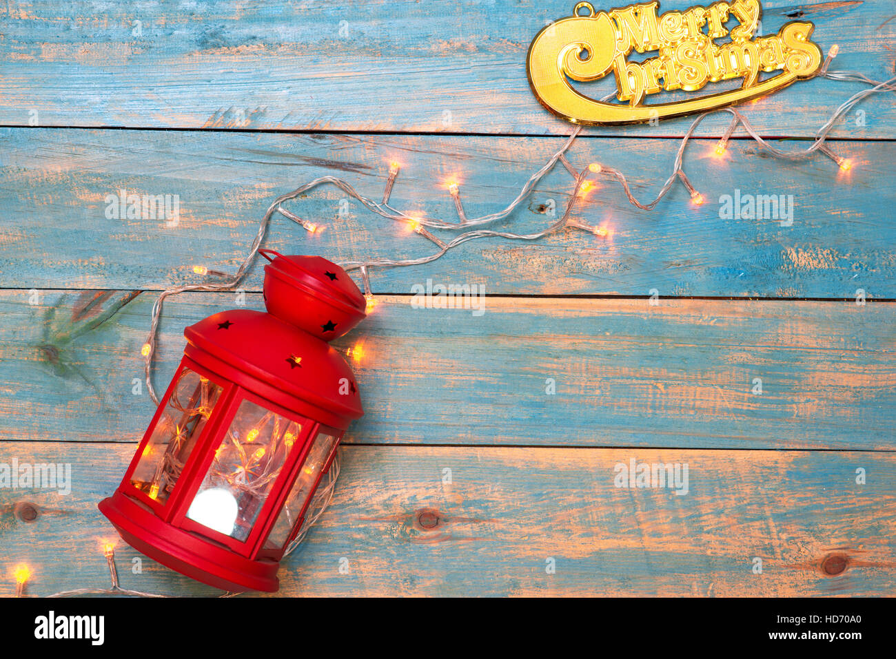 Sfondo di natale con decorazioni su sfondo di legno. Vista da sopra con lo spazio di copia Foto Stock