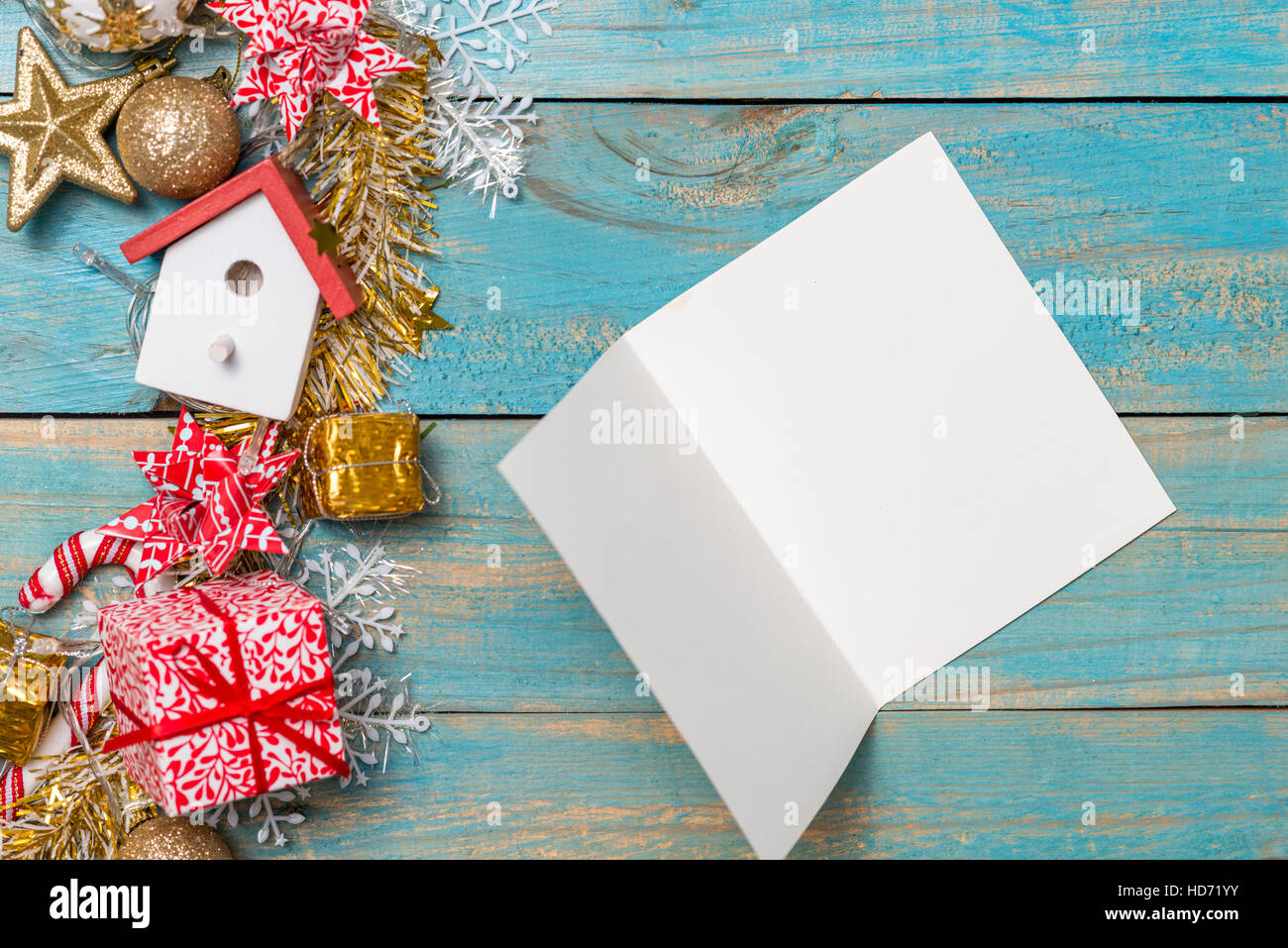 Sfondo di natale con decorazioni con biglietti di auguri su sfondo di legno. Vista da sopra con lo spazio di copia Foto Stock