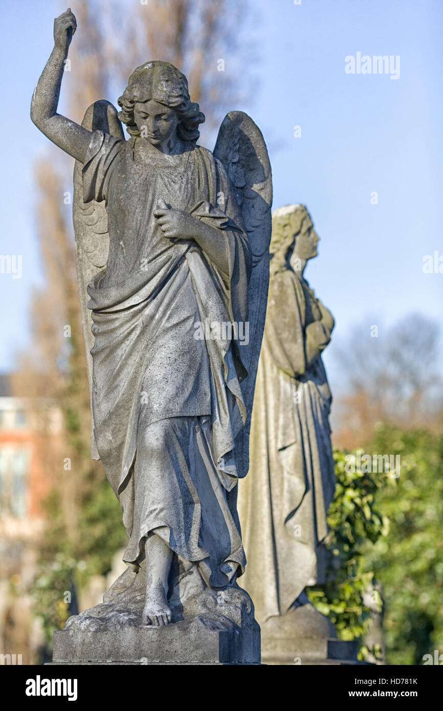 Statua di un angelo custode su un grave Foto Stock