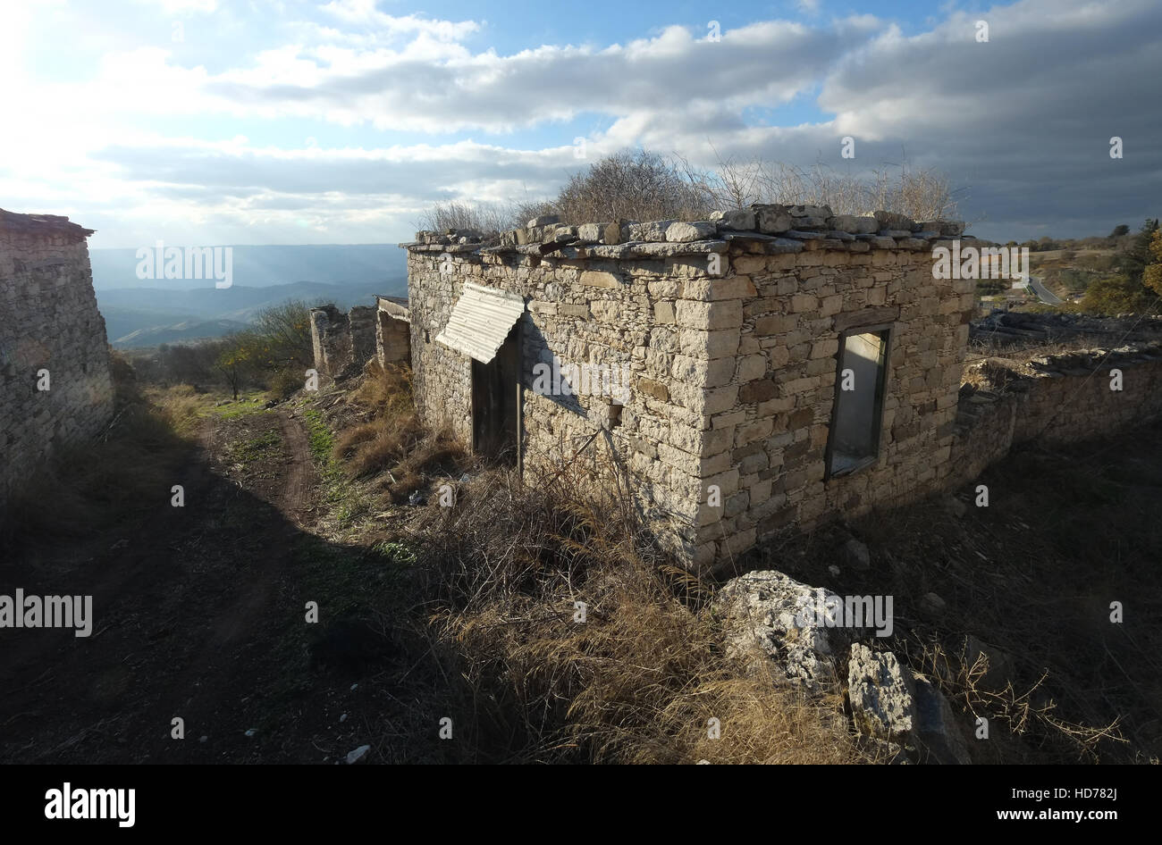Il villaggio di Agios Fotios vicino Statos in Paphos regione del vino di Cipro del Sud è stato abbandonato dopo il terremoto del 1969. Foto Stock