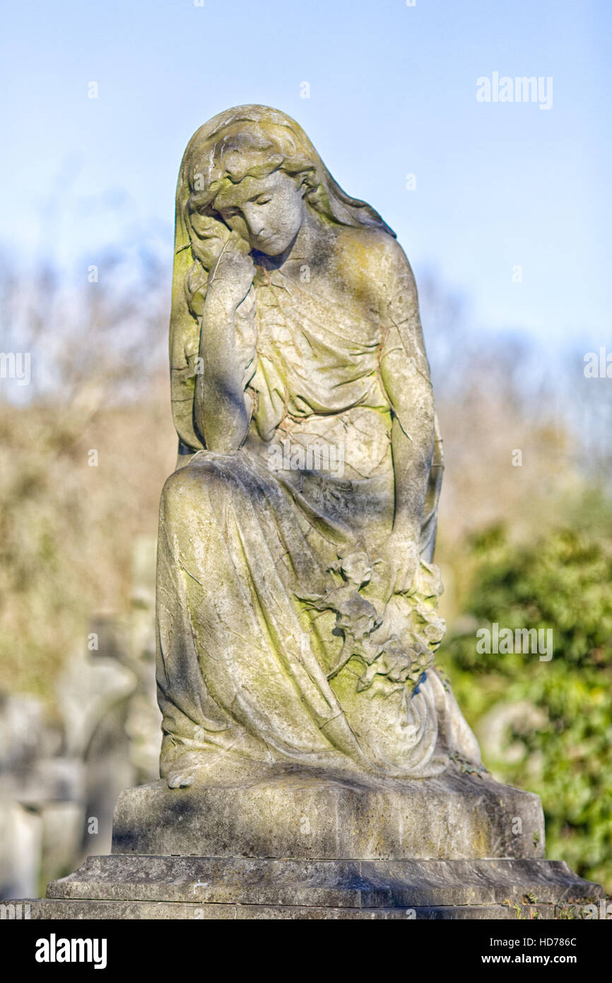 La statua della Madonna piange su una tomba Foto Stock