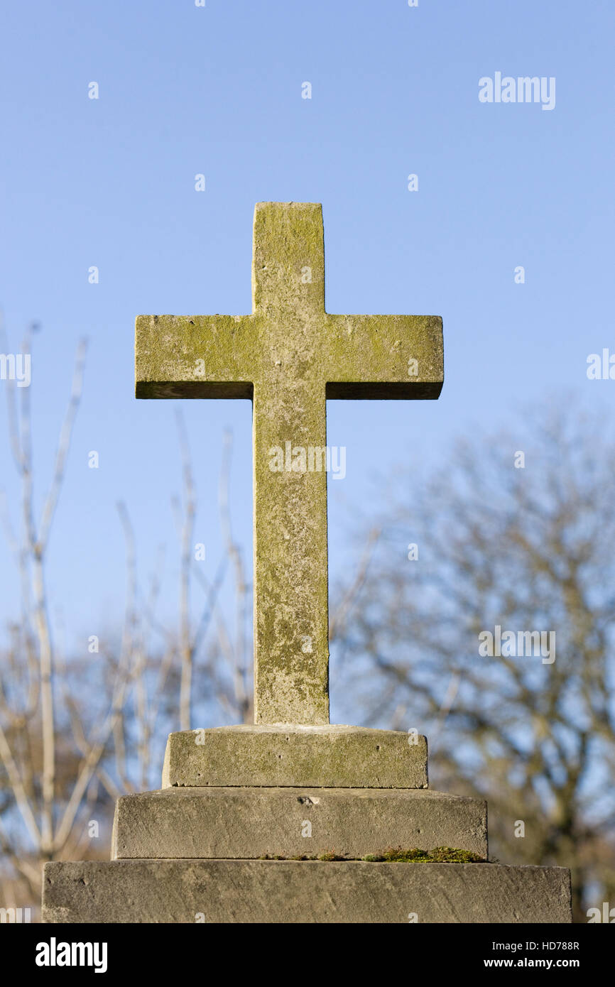 Un Sasso Croce Cristiana su una tomba Foto Stock